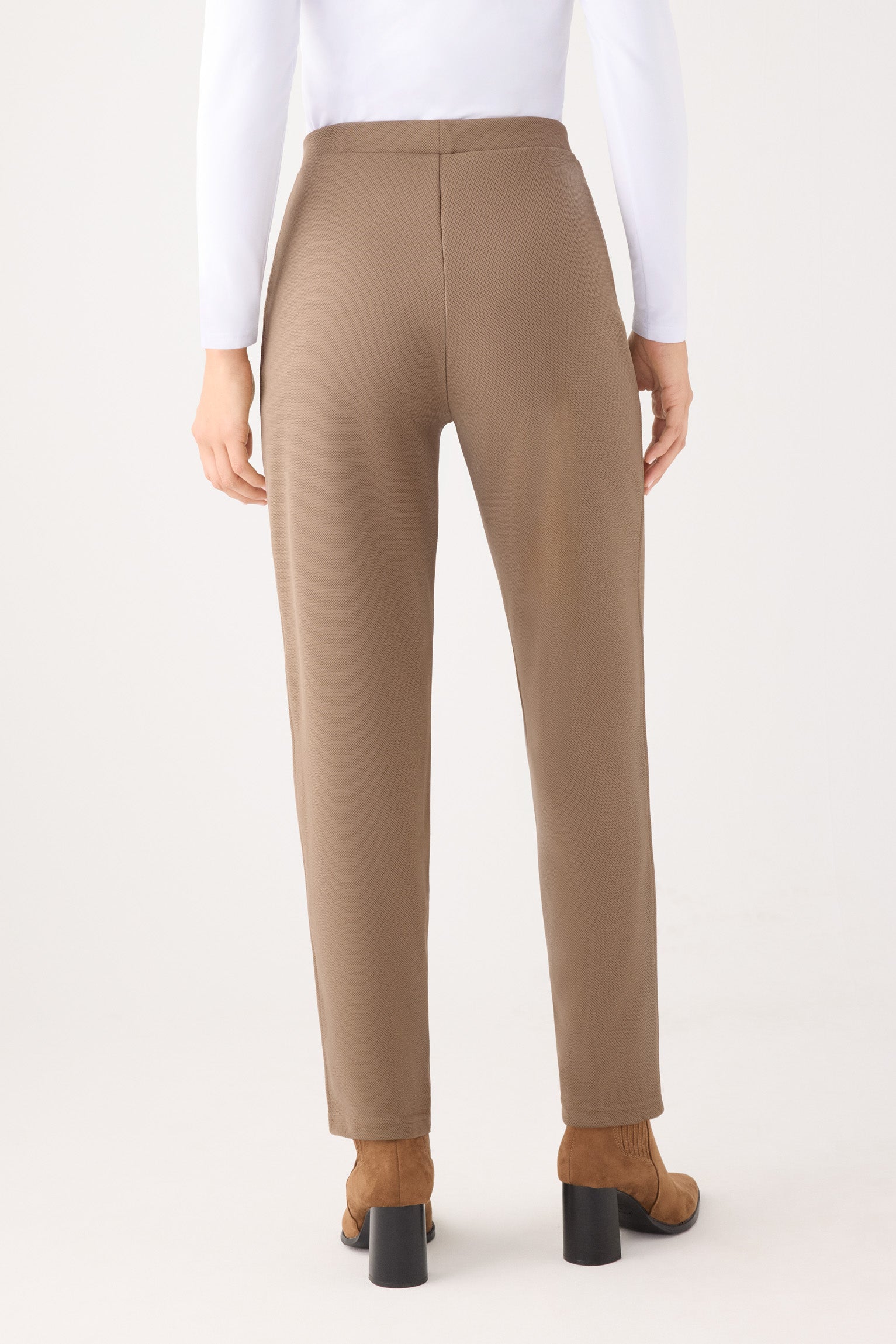 70752-khaki-medio-pantalones-comodos-slim-textura-pique-tiro-alto-camel