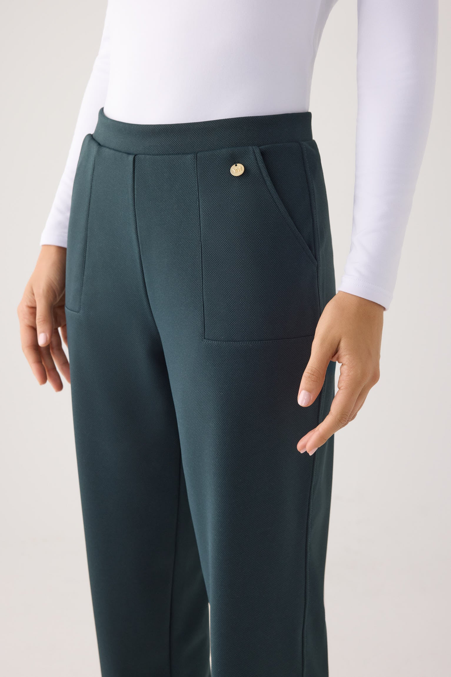 70752-ocean-blue-pantalones-comodos-slim-textura-pique-tiro-alto-verde-botella
