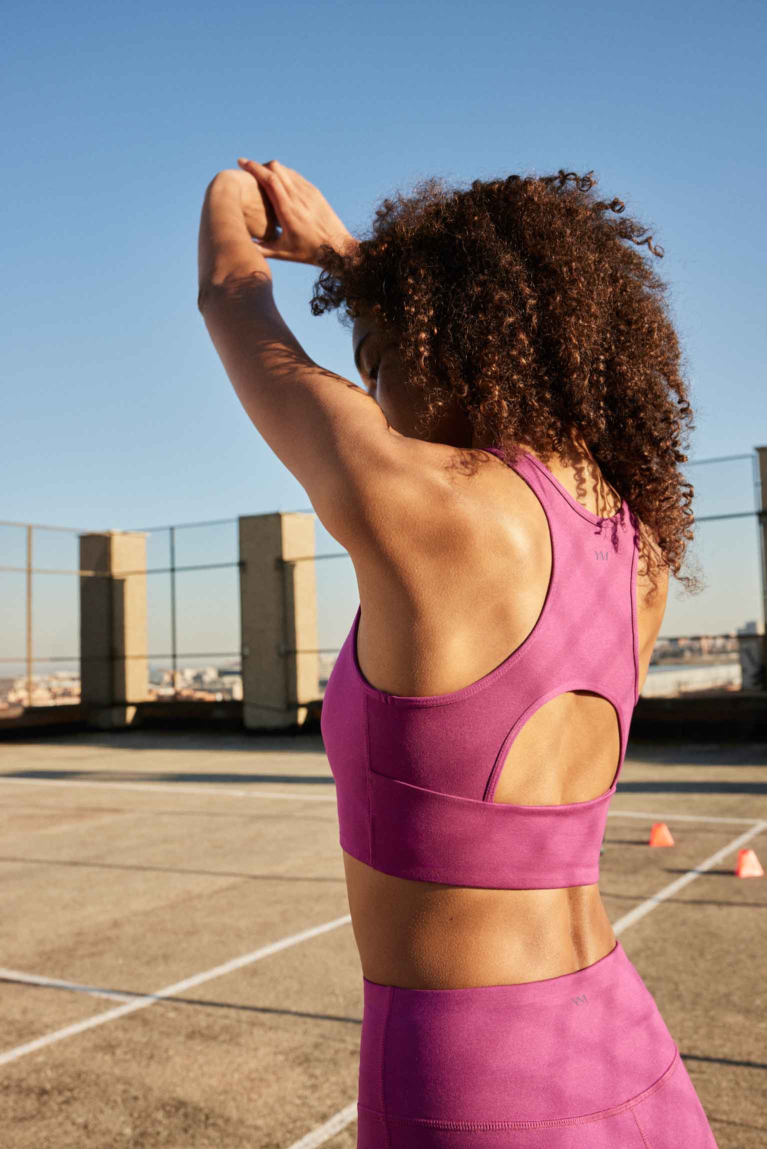 Sports bra with fuchsia back detail