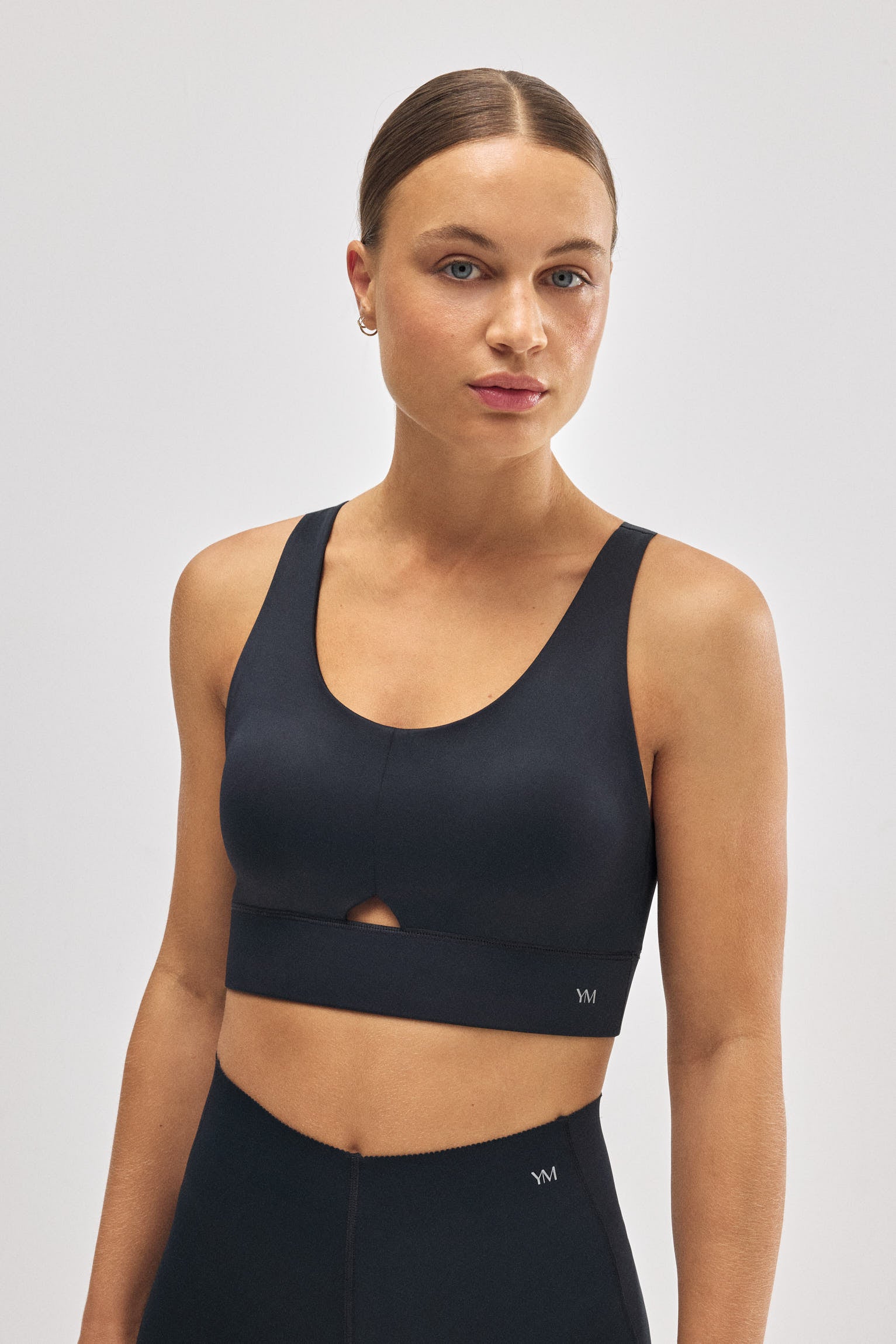 Compressive sports bra opening detail medium support black