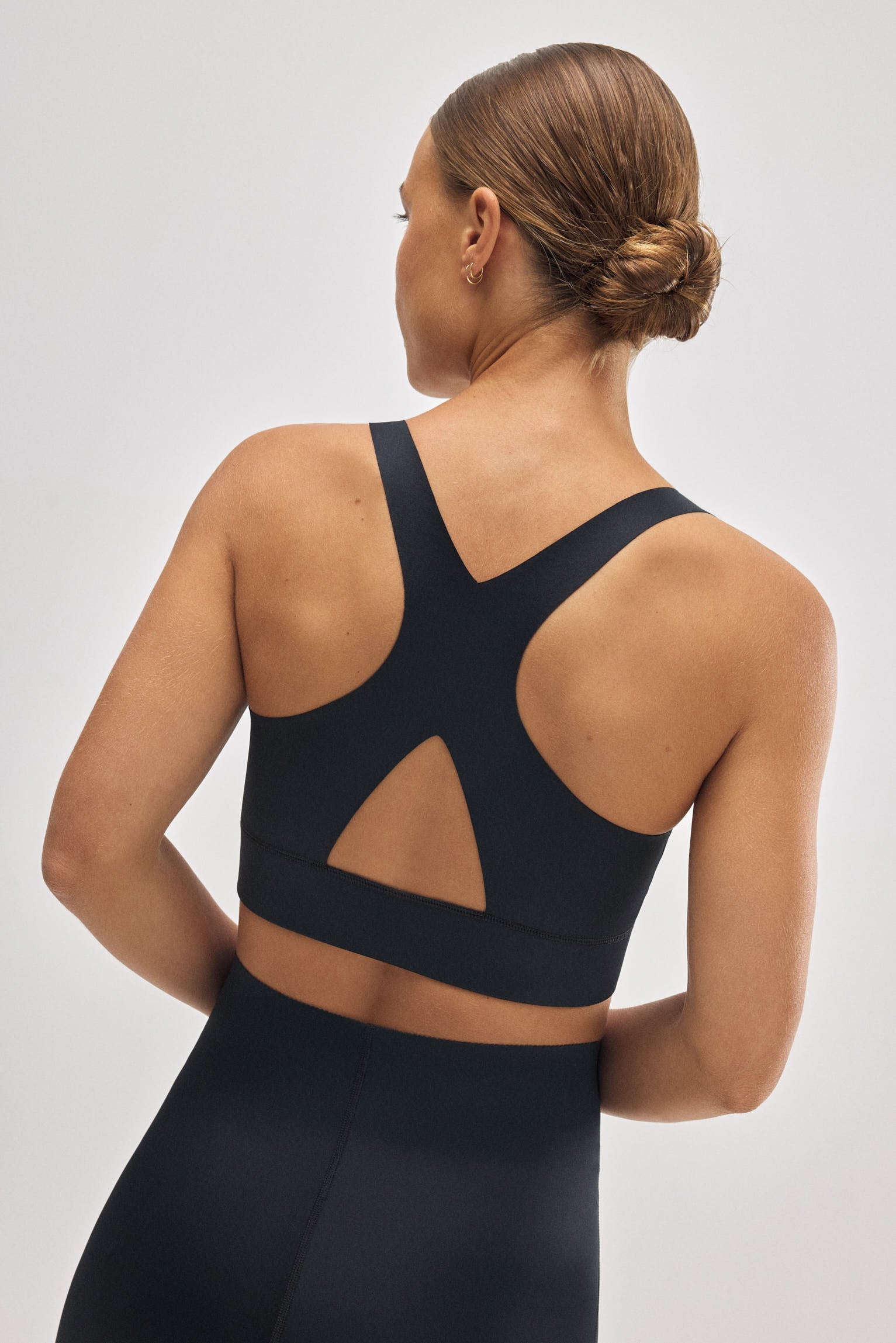 Compressive sports bra opening detail medium support black