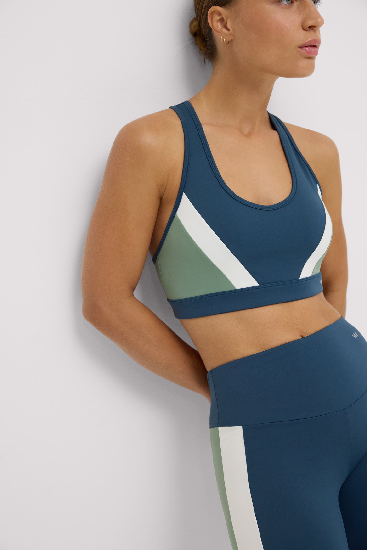 Sujetador deportivo color block con relleno extraíble azul