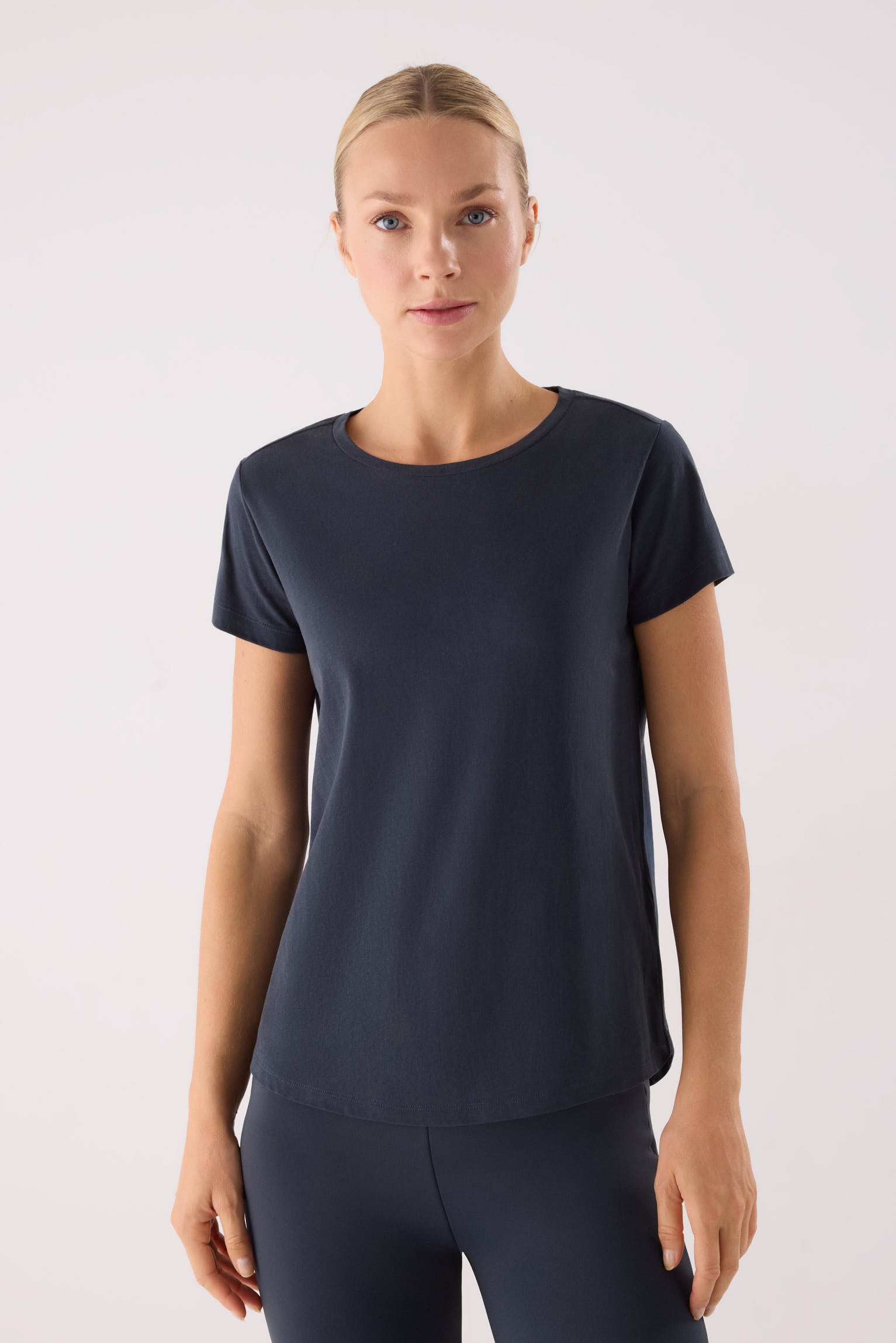 camiseta deportiva algodón gimnasio en azul noche vista principal en look deportivo corte cómodo para entrenar o vestir en clave fitness