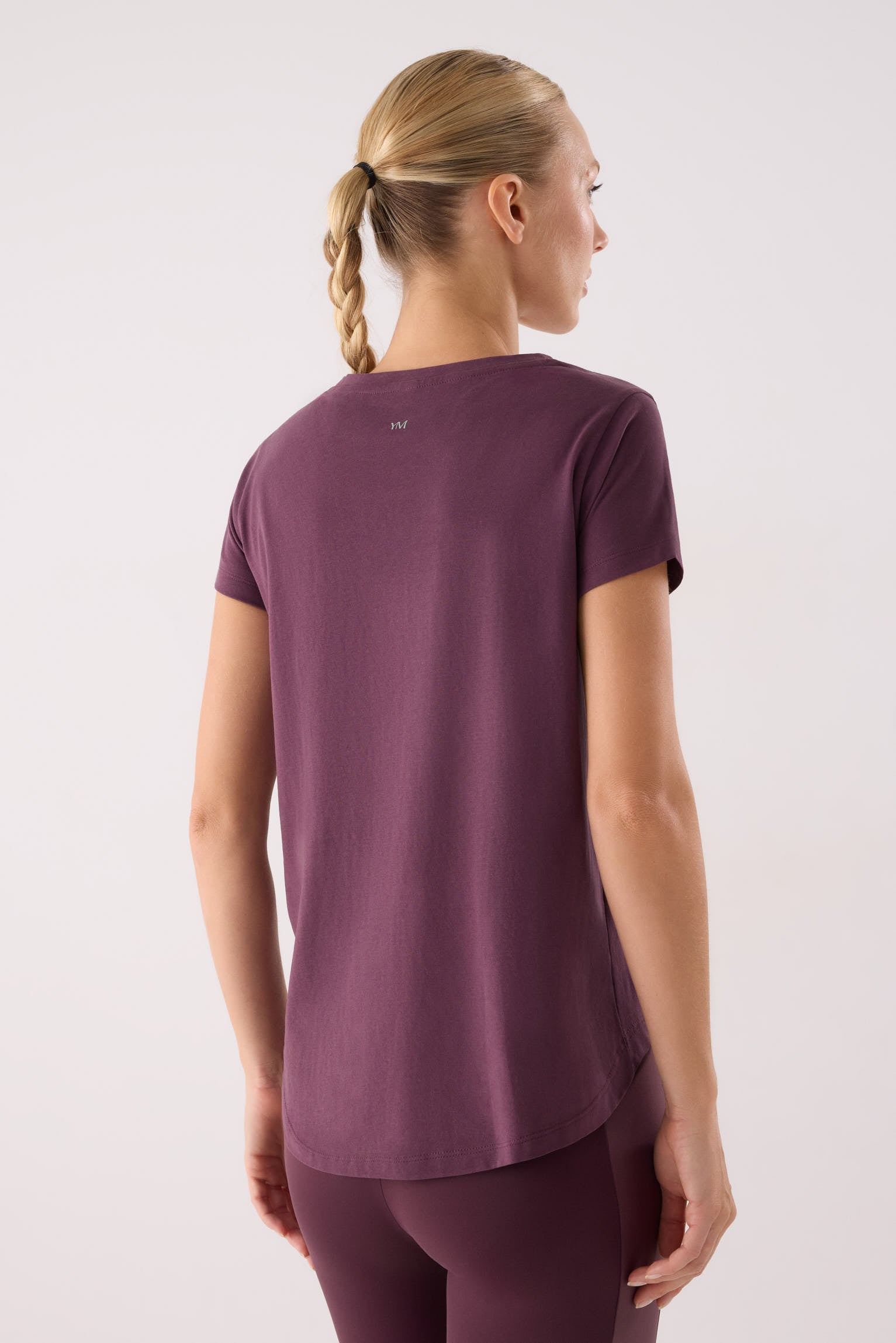 camiseta deportiva algodón gimnasio en granate cherry lacquer vista en movimiento para entrenamientos corte cómodo para entrenar o vestir en clave fitness
