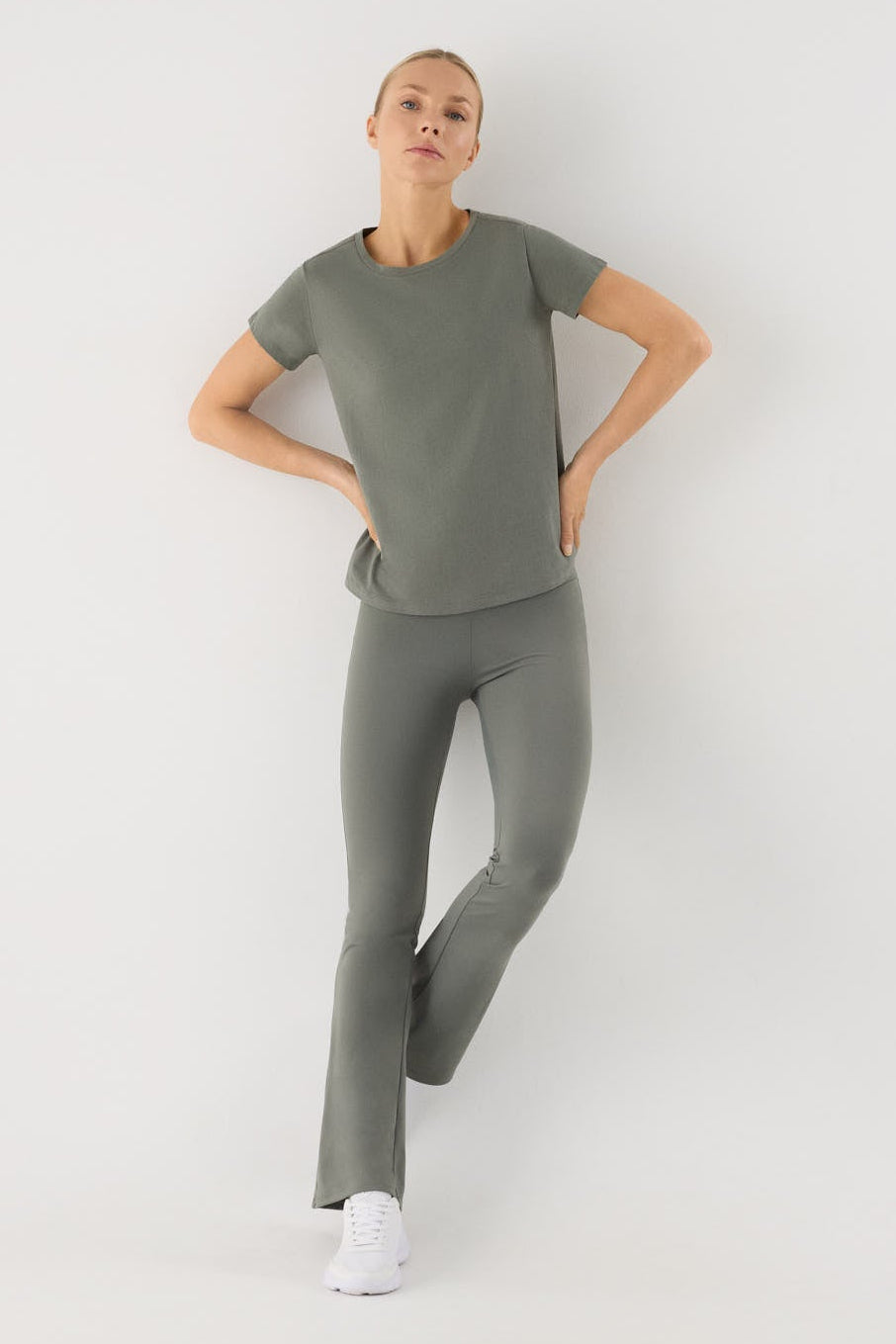 camiseta deportiva algodón gimnasio vista lateral del conjunto fitness corte cómodo para entrenar o vestir en clave fitness