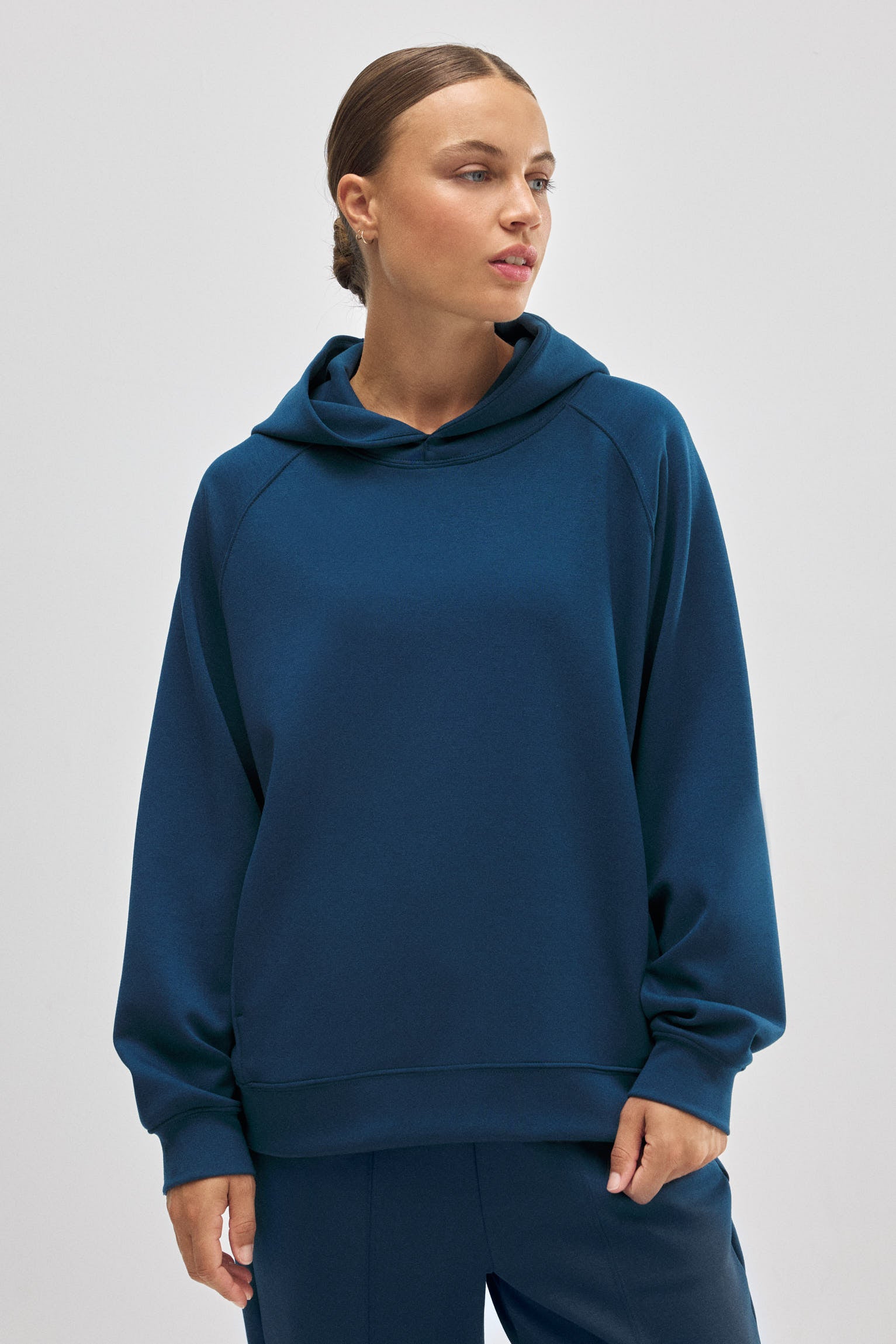 70938-1-sudadera-con-capucha-y-bolsillos-azul