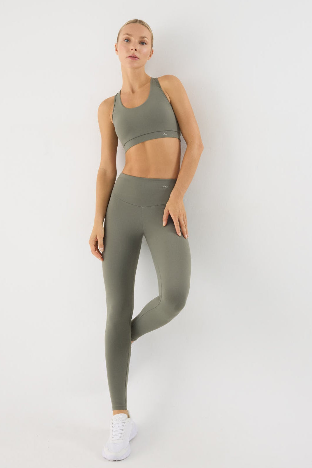 leggings deportivos pitillo tiro alto gimnasio vista lateral del conjunto fitness bolsillo interior ajuste elástico
