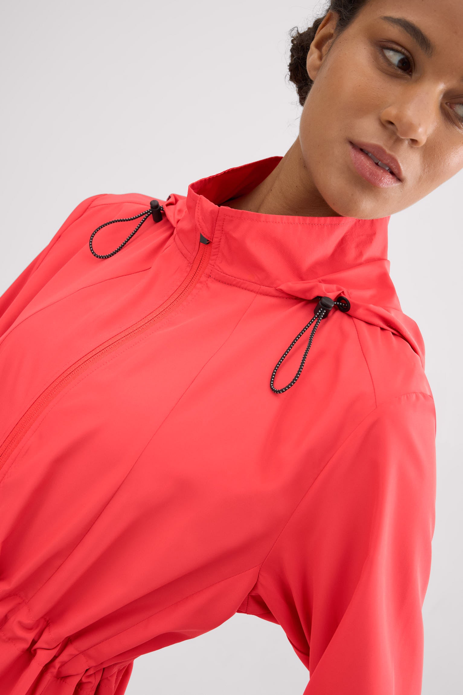 Chaqueta deportiva cortavientos con capucha y bolsillos coral - Ysabel Mora