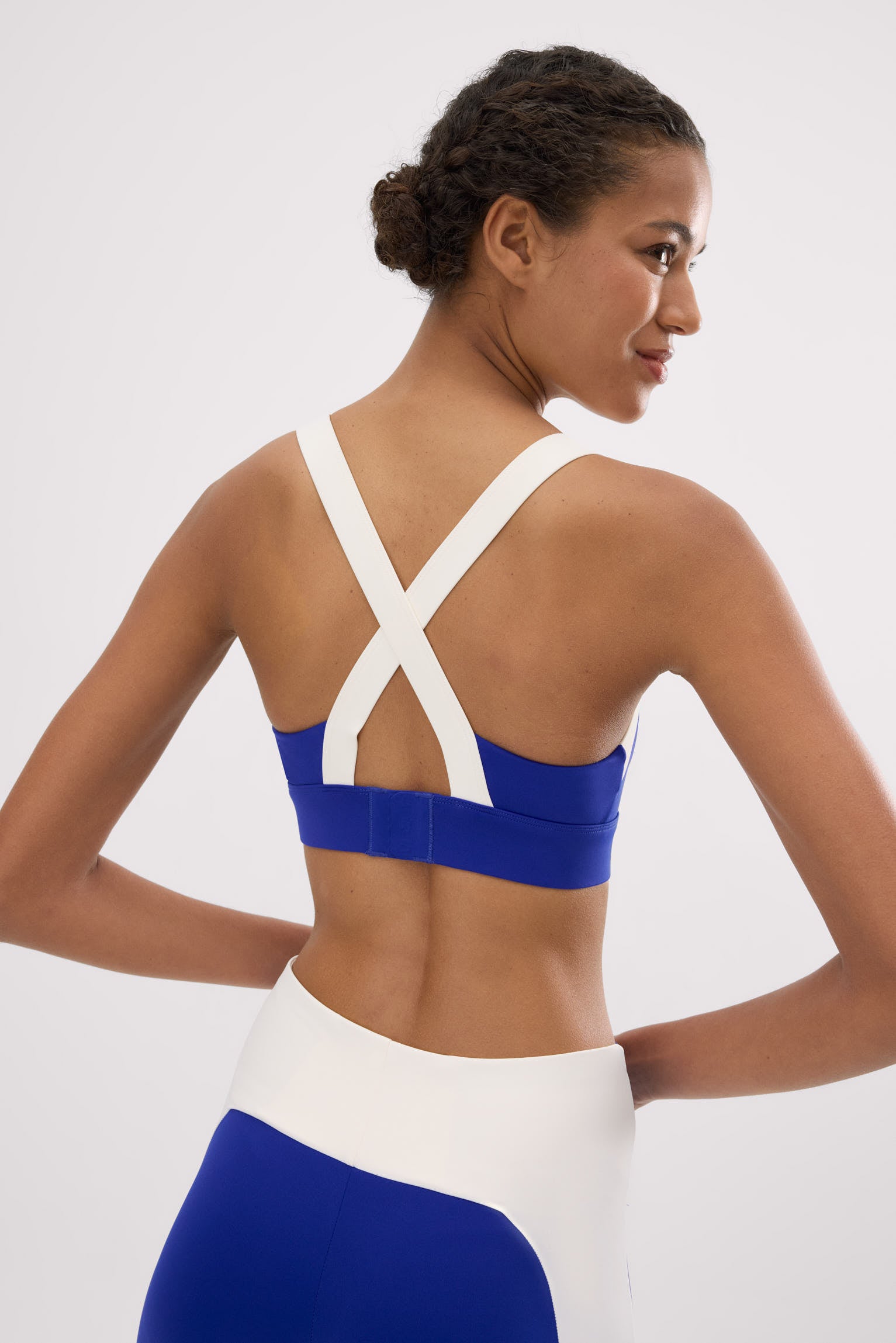 Sujetador deportivo contorno ajustable blanco y azul índigo - Ysabel Mora
