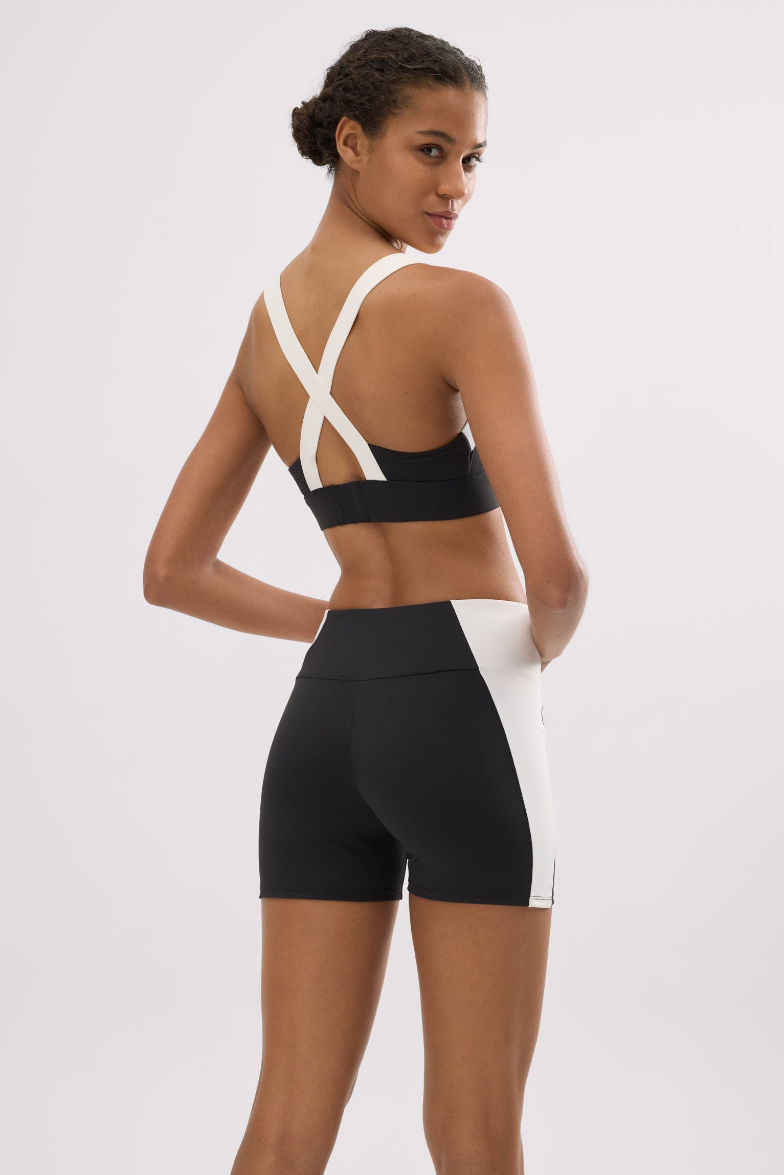 Leggings deportivos cortos efecto push-up negros con franja en contraste - Ysabel Mora