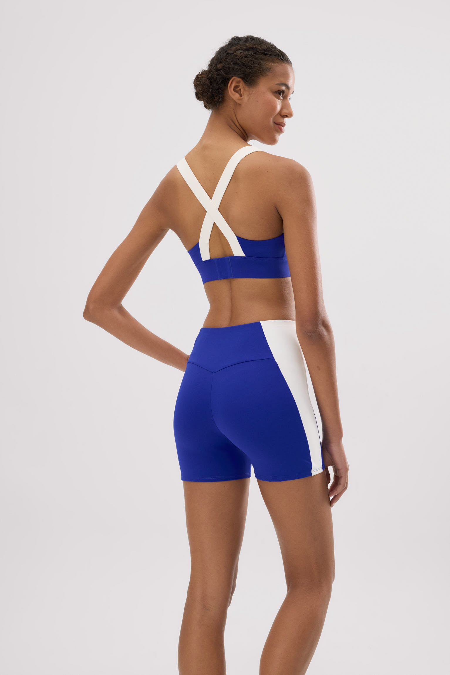 Leggings deportivos cortos efecto push-up azul índigo con franja en contraste - Ysabel Mora