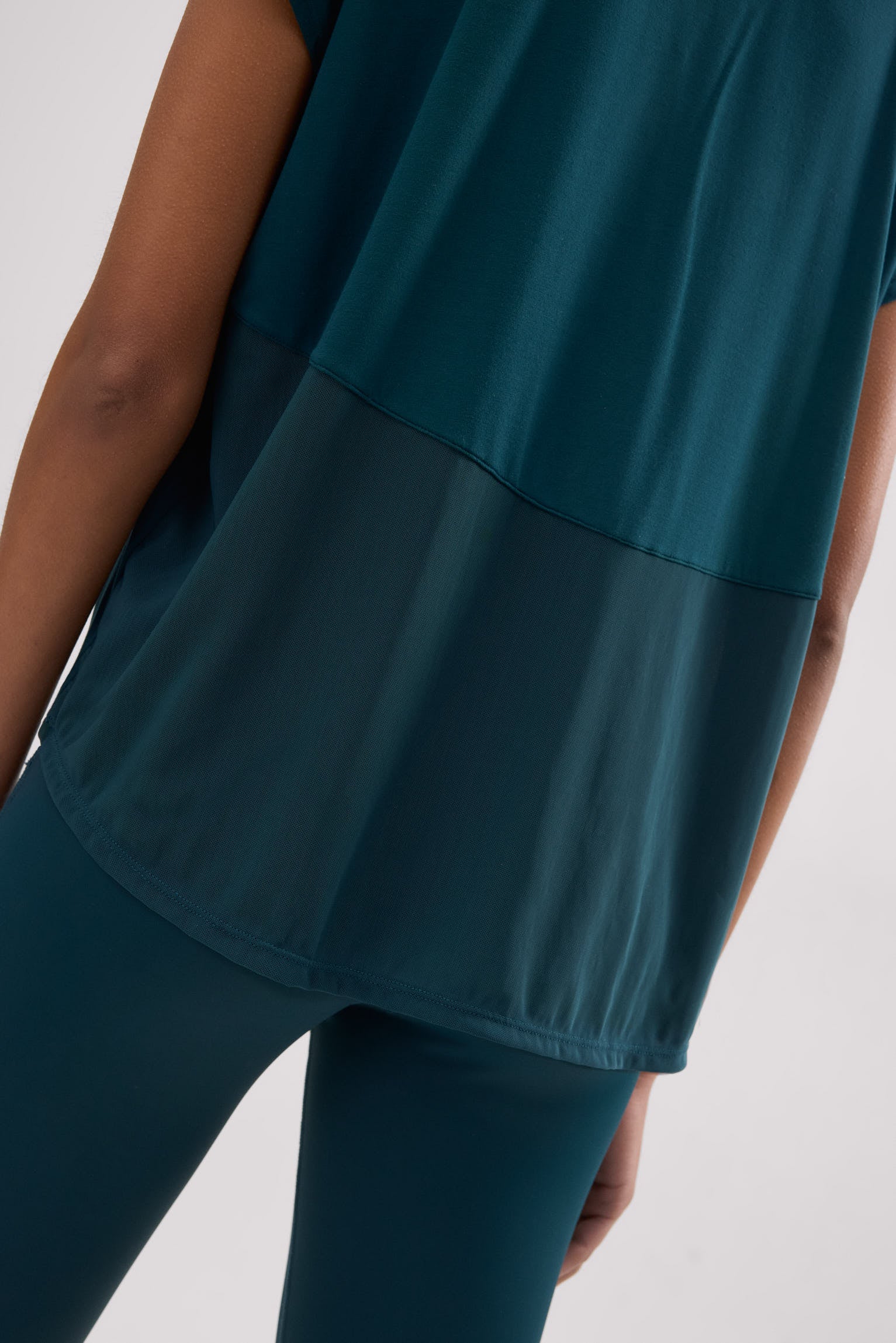 Camiseta deportiva manga corta fluida verde botella - Ysabel Mora