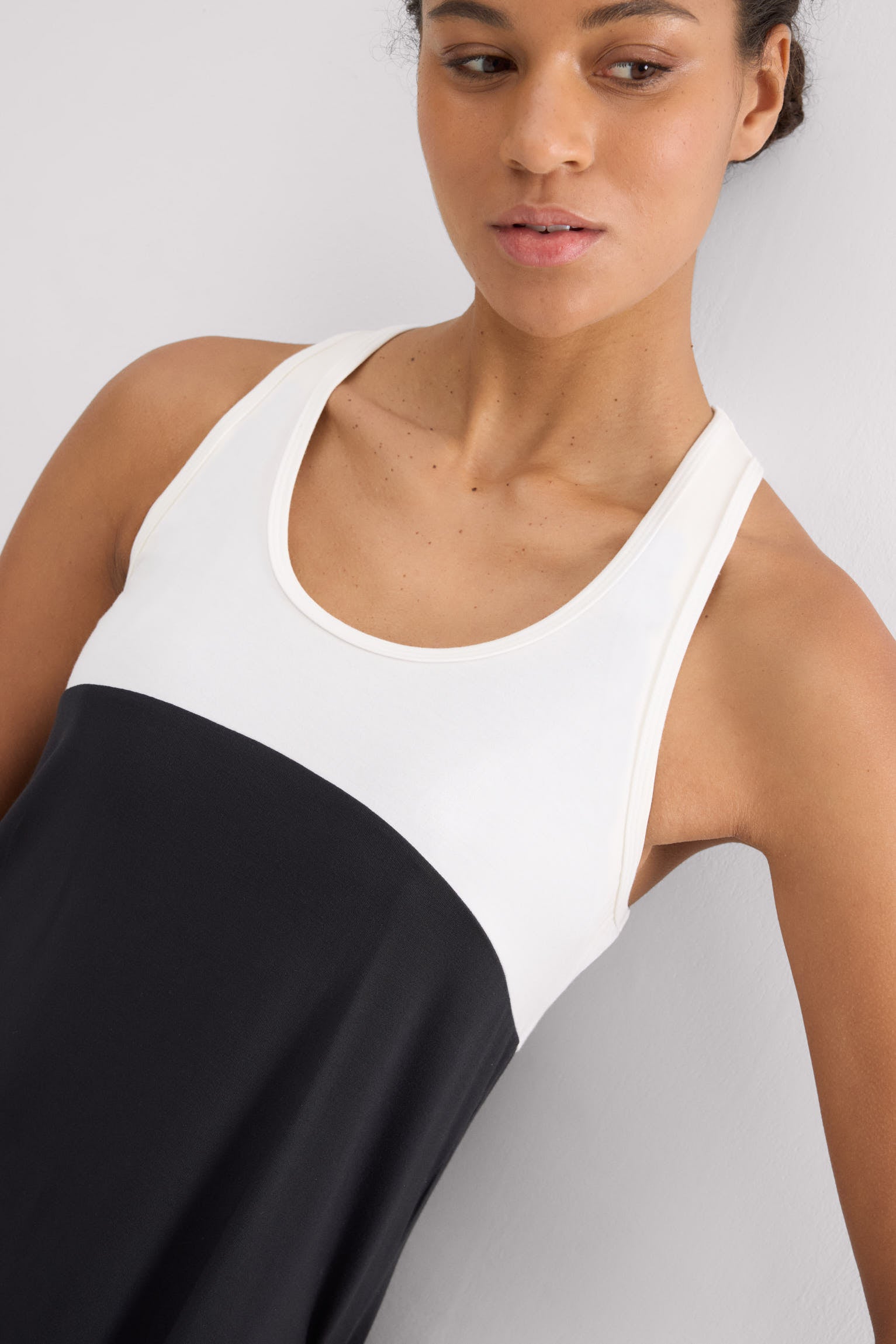 Camiseta deportiva tirantes nadadora blanca y negra - Ysabel Mora