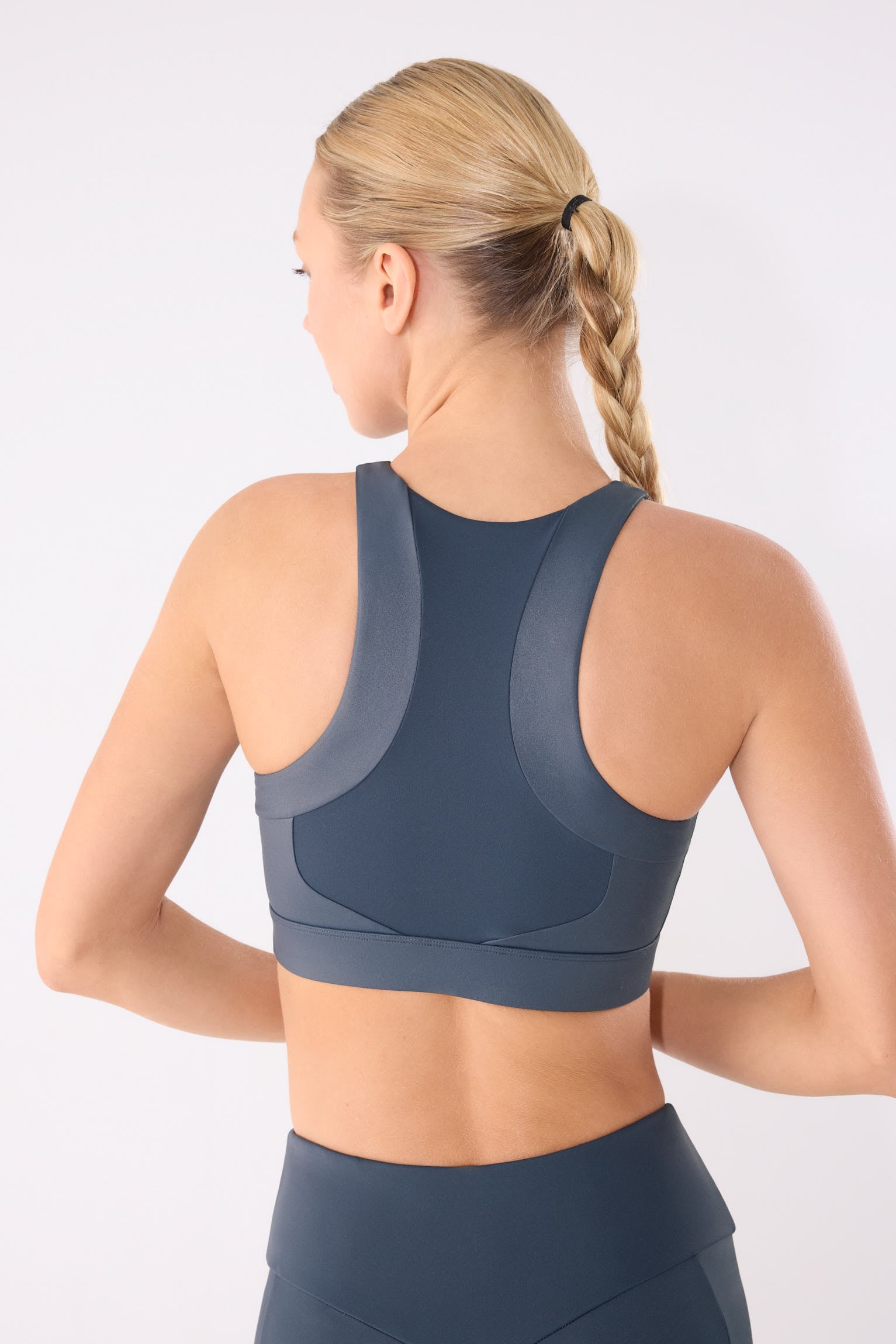 sujetador deportivo con efecto metalizado gimnasio en azul noche vista en movimiento para entrenamientos sujeción media acabado brillante