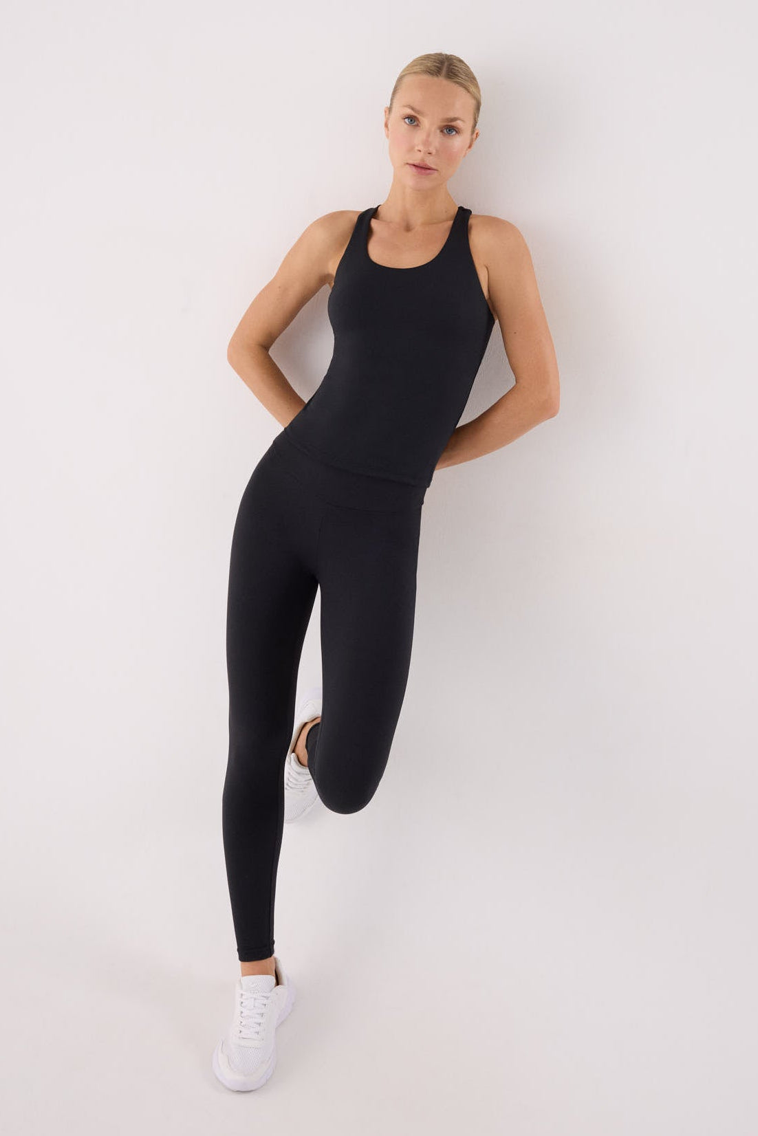 camiseta deportiva con top interior gimnasio en negro vista lateral del conjunto fitness relleno extraíble ajuste tipo segunda piel