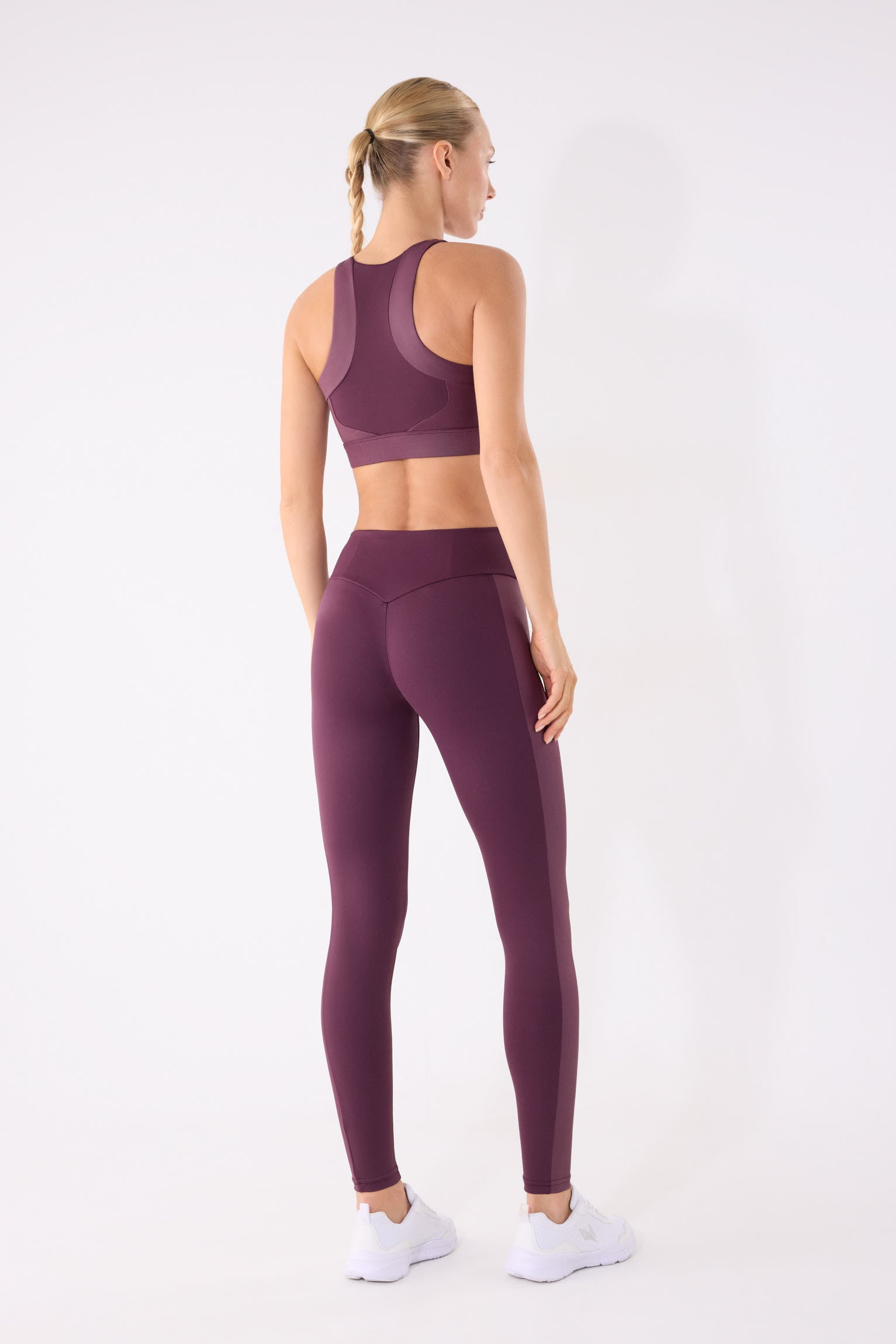 leggings deportivos pitillo con efecto metalizado gimnasio en granate cherry lacquer vista en movimiento para entrenamientos tiro alto bolsillo interior
