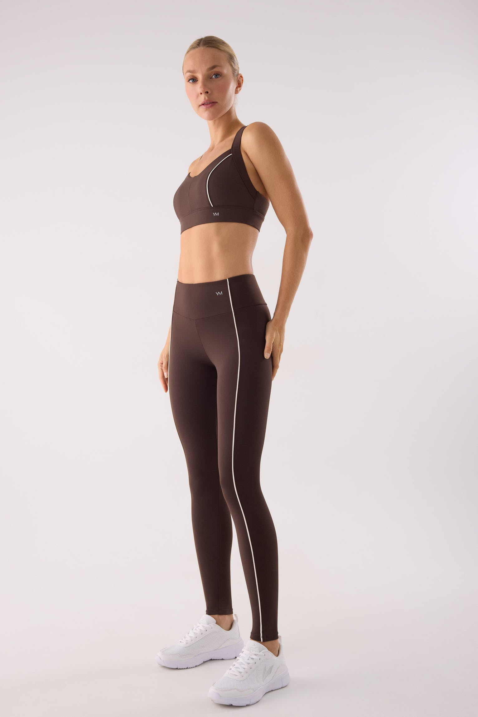 leggings deportivos gimnasio tiro alto gimnasio en marrón dark chocolate detalle ajuste silueta bolsillo interior ajuste elástico