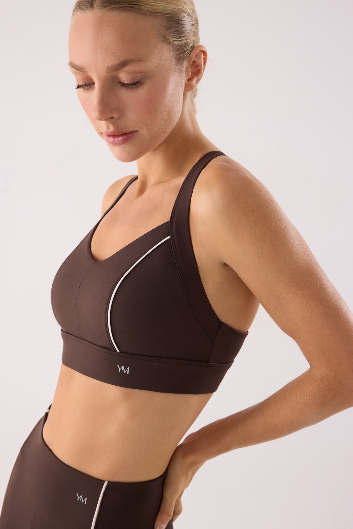 sujetador deportivo gimnasio sujeción media gimnasio en marrón dark chocolate detalle ajuste silueta copa fija transpirable broche multiposición