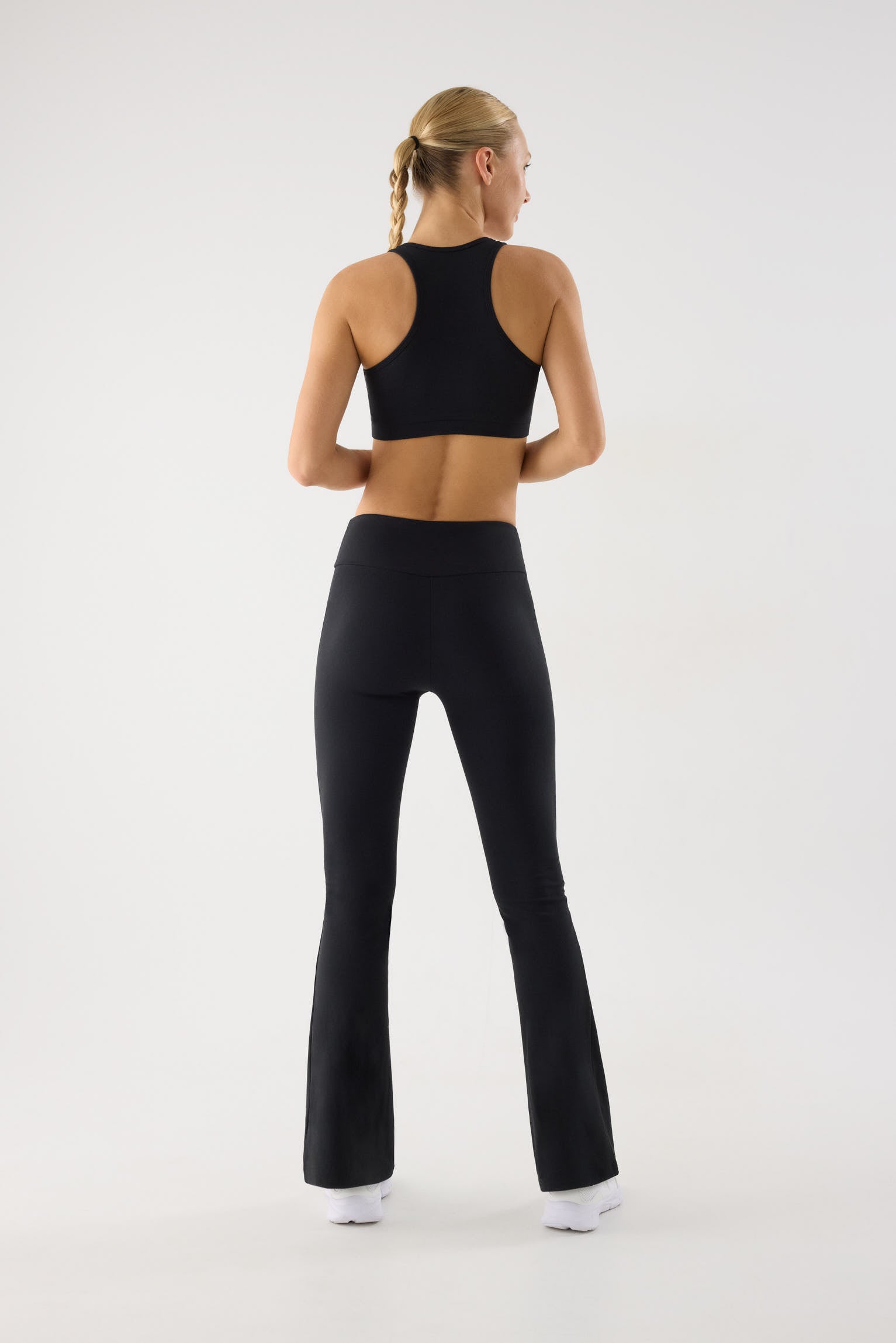 leggings deportivos acampanados tiro alto gimnasio en negro vista en movimiento para entrenamientos bolsillo interior silueta flare
