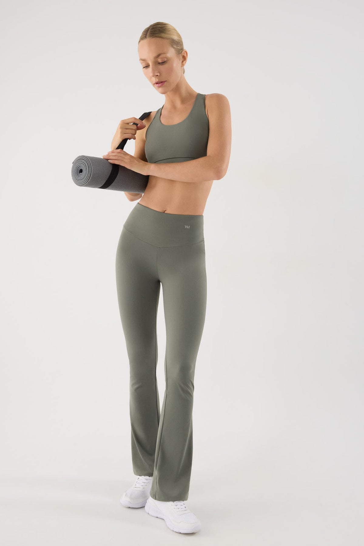 leggings deportivos acampanados tiro alto gimnasio vista lateral del conjunto fitness bolsillo interior silueta flare