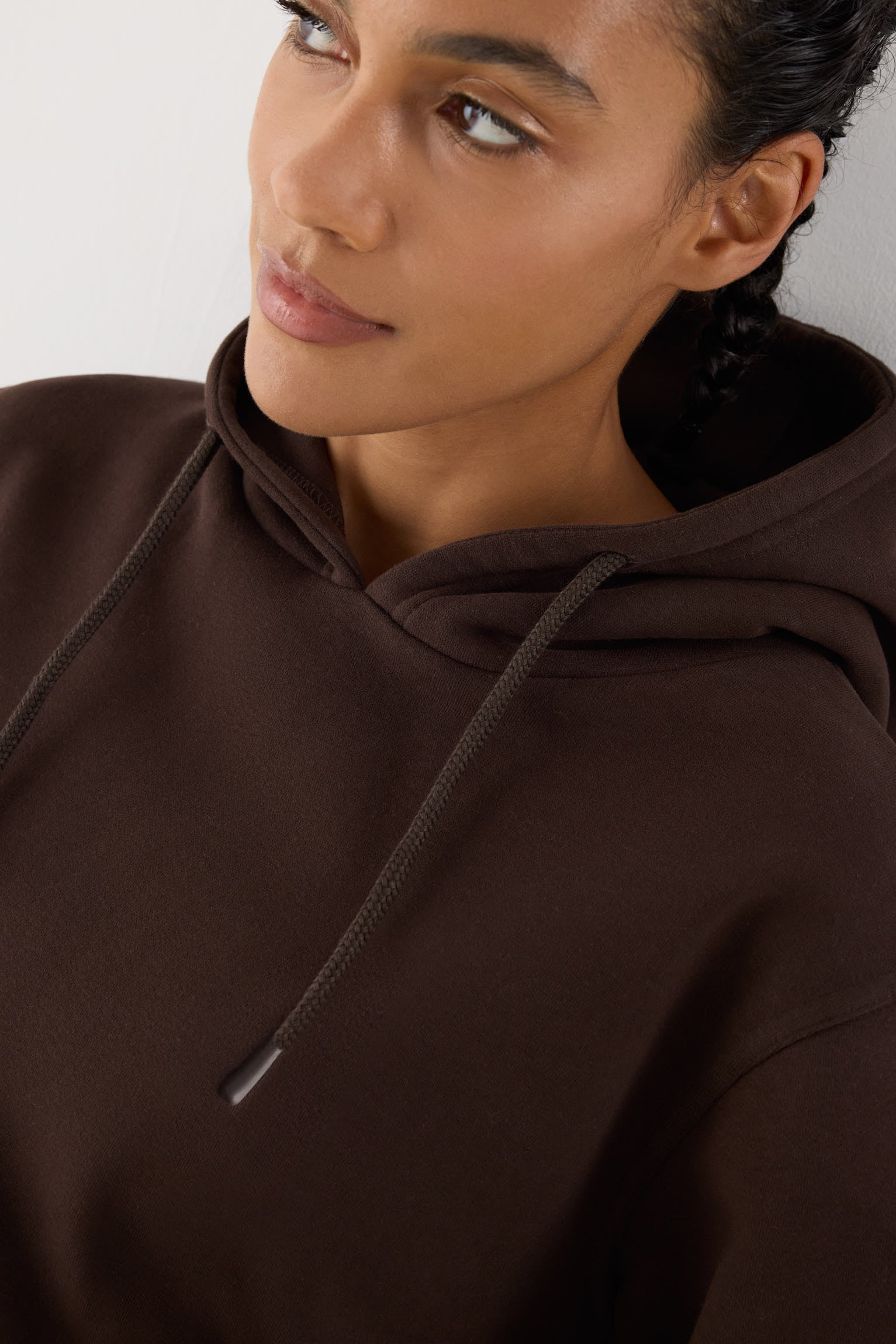 sudadera deportiva con capucha Slowloom en marrón dark chocolate detalle ajuste silueta estilo relajado para looks comfy