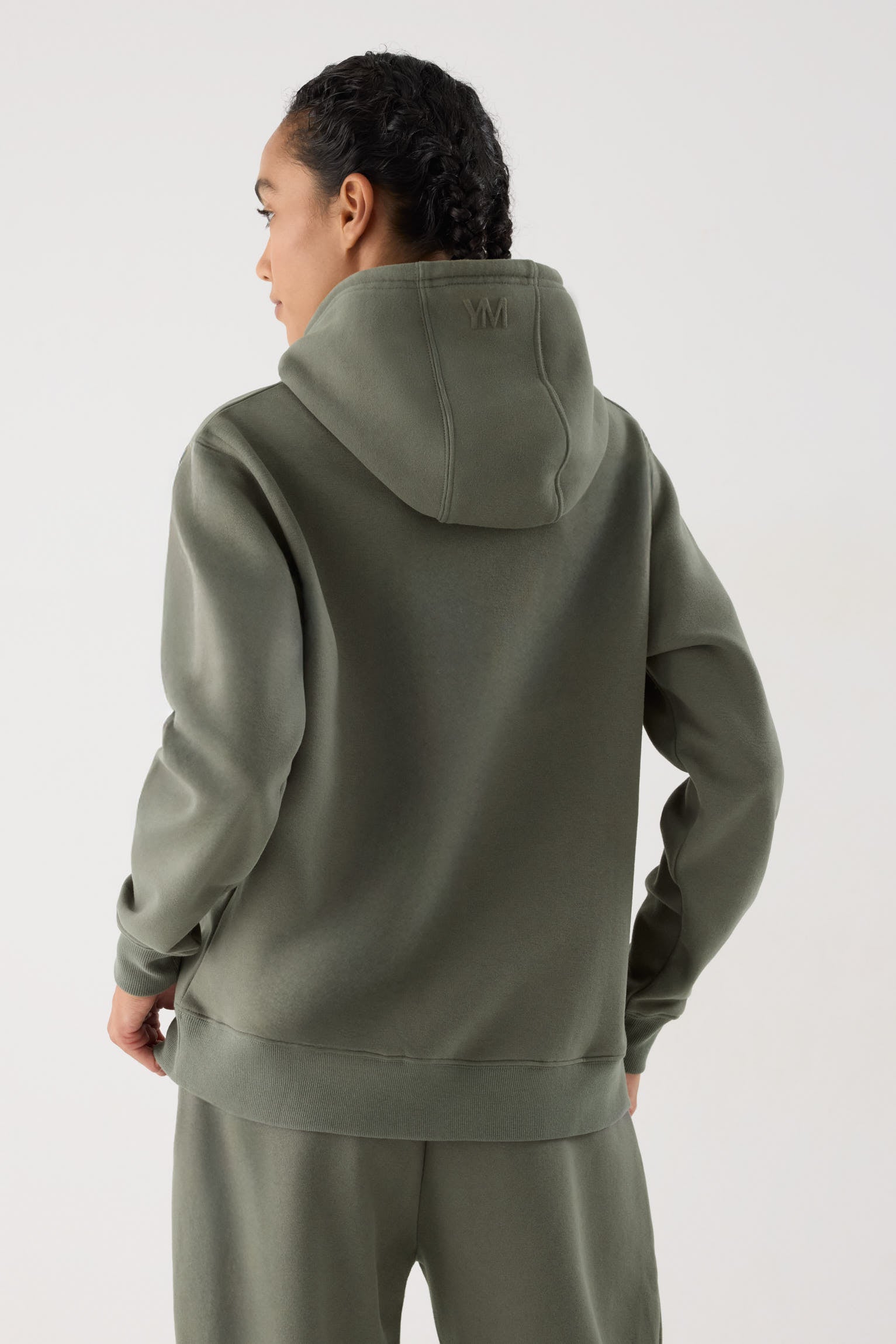 sudadera deportiva con capucha Slowloom vista en movimiento para entrenamientos estilo relajado para looks comfy