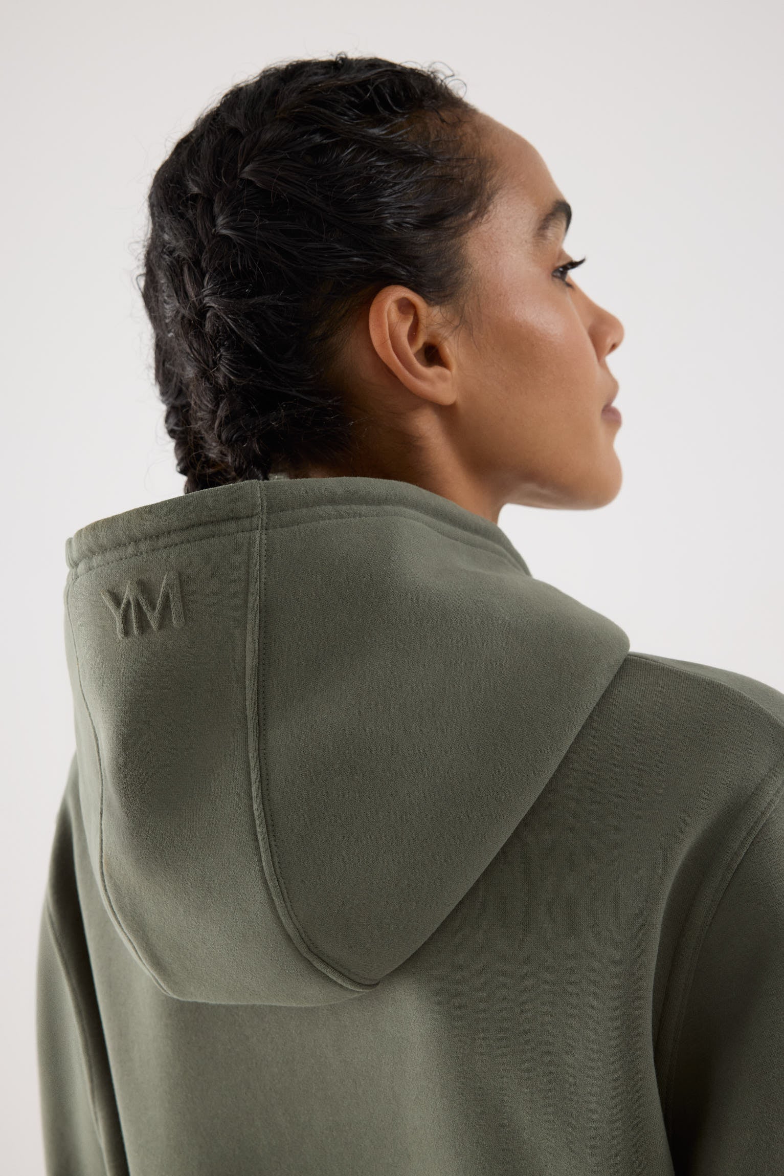 sudadera deportiva con capucha Slowloom vista lateral del conjunto fitness estilo relajado para looks comfy
