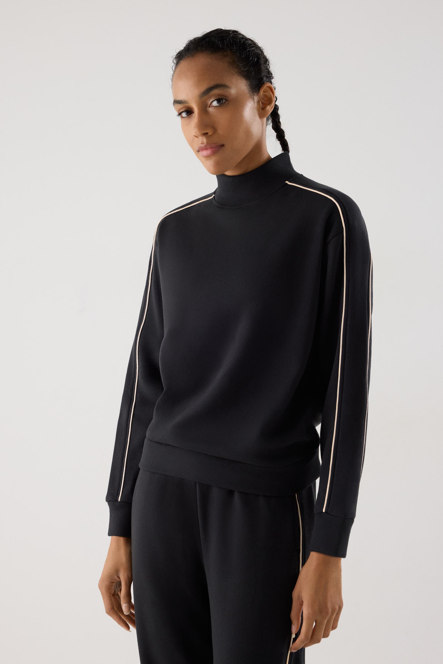 sudadera deportiva estilo casual Slowloom en antracita vista principal en look deportivo diseño cómodo special price