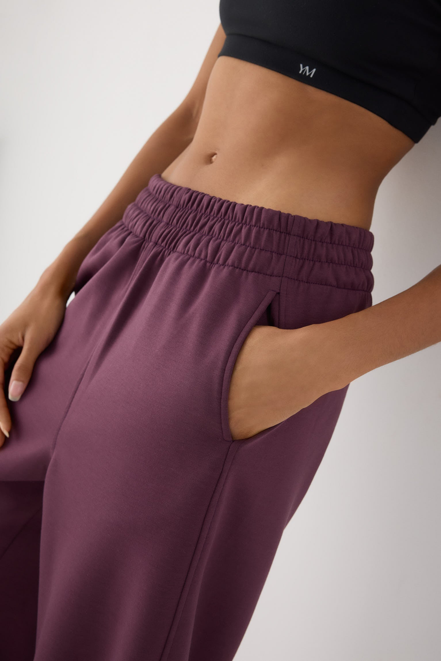 pantalón deportivo mujer Slowloom en granate cherry lacquer detalle ajuste silueta tejido suave para conjunto comfy