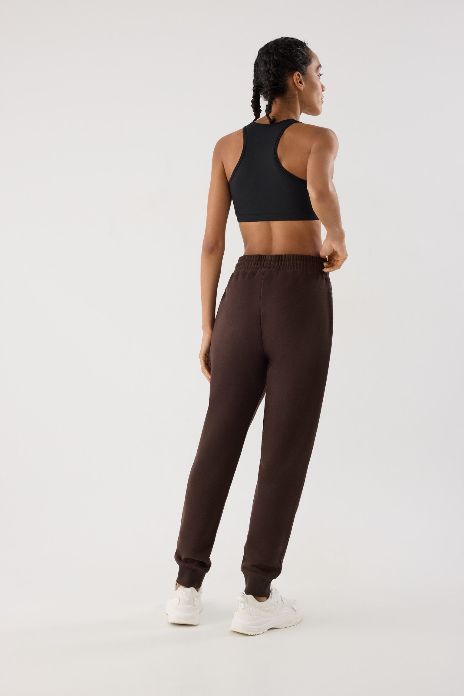 jogger deportivo mujer Slowloom en marrón dark chocolate vista en movimiento para entrenamientos patrón relajado para el día a día