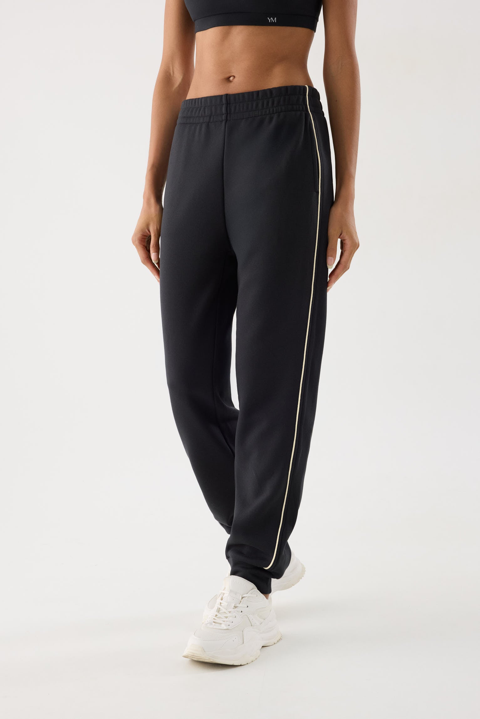 jogger deportivo estilo casual Slowloom en antracita vista principal en look deportivo diseño cómodo special price