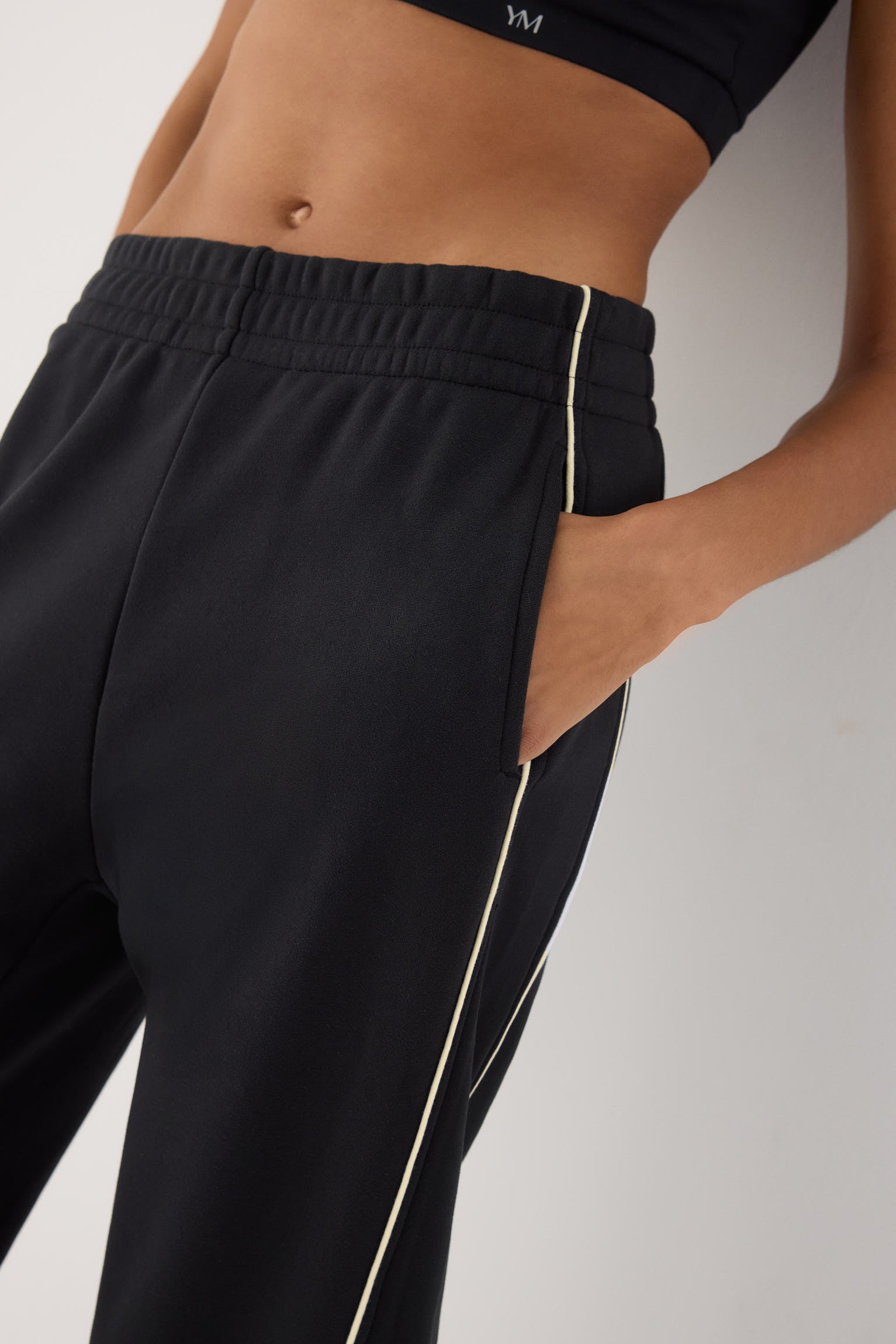 jogger deportivo estilo casual Slowloom en antracita vista lateral del conjunto fitness diseño cómodo special price