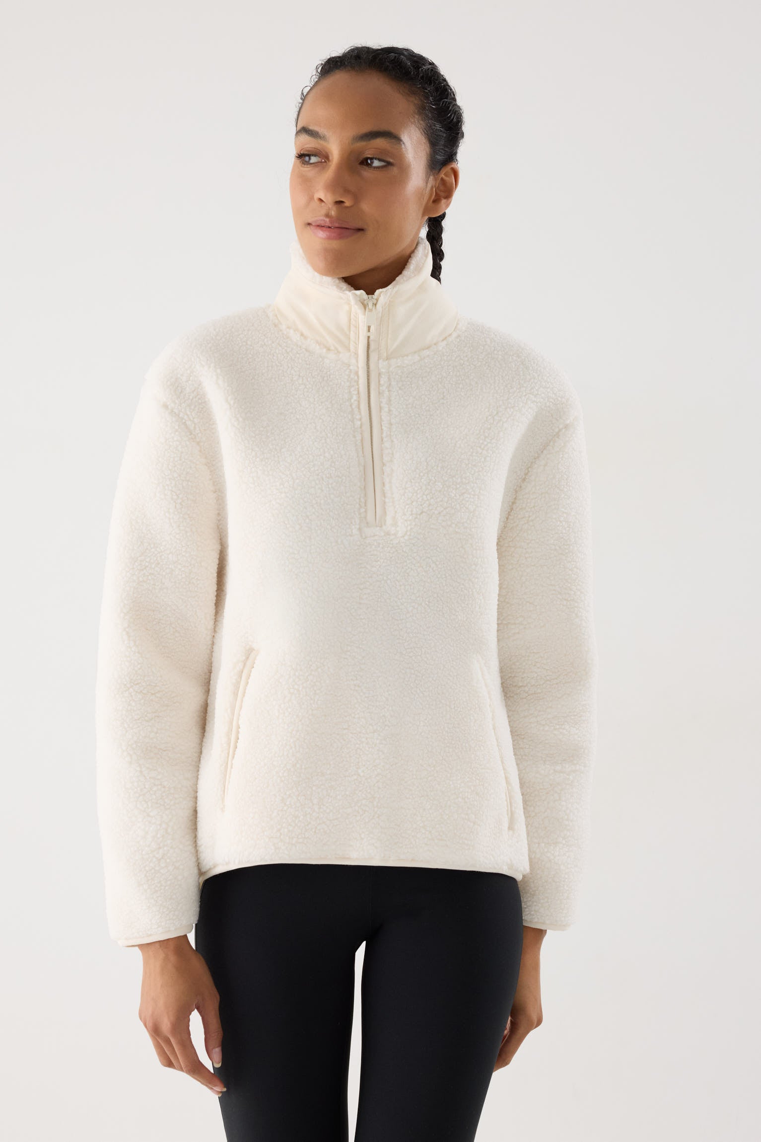 sudadera deportiva térmica termicos en butter cream vista principal en look deportivo calidad ultra termicos para días fríos
