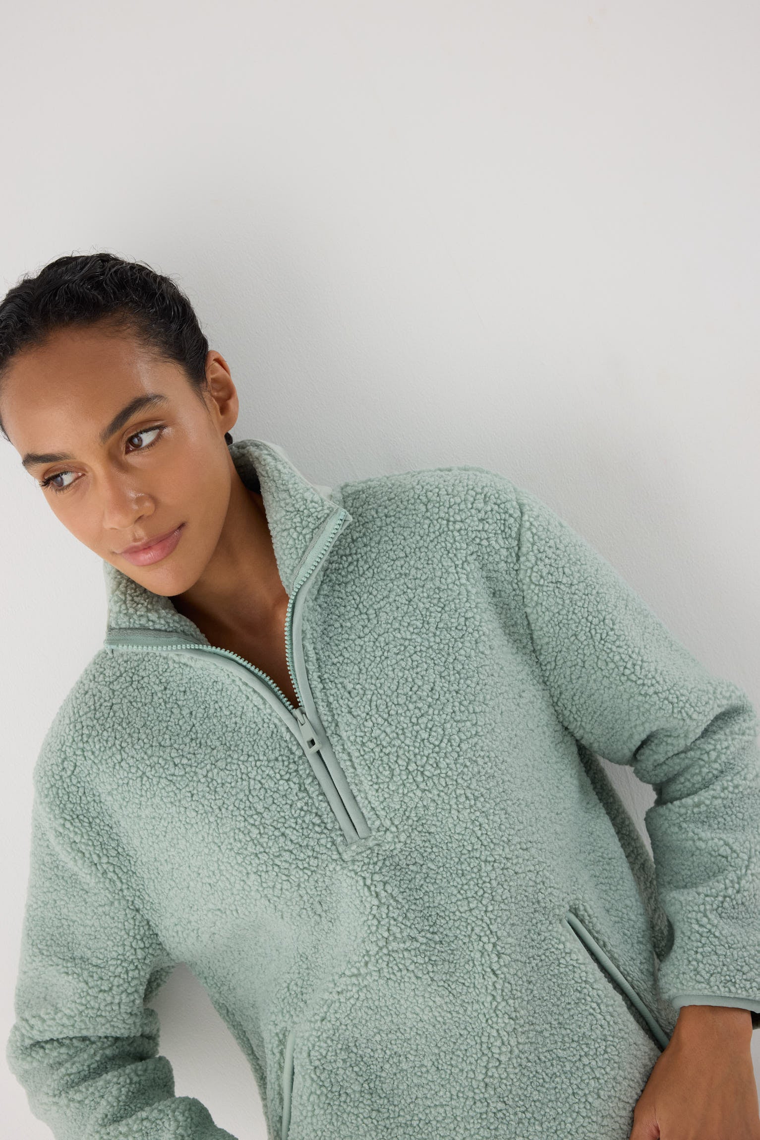sudadera deportiva térmica termicos en gris gray mist detalle ajuste silueta calidad ultra termicos para días fríos