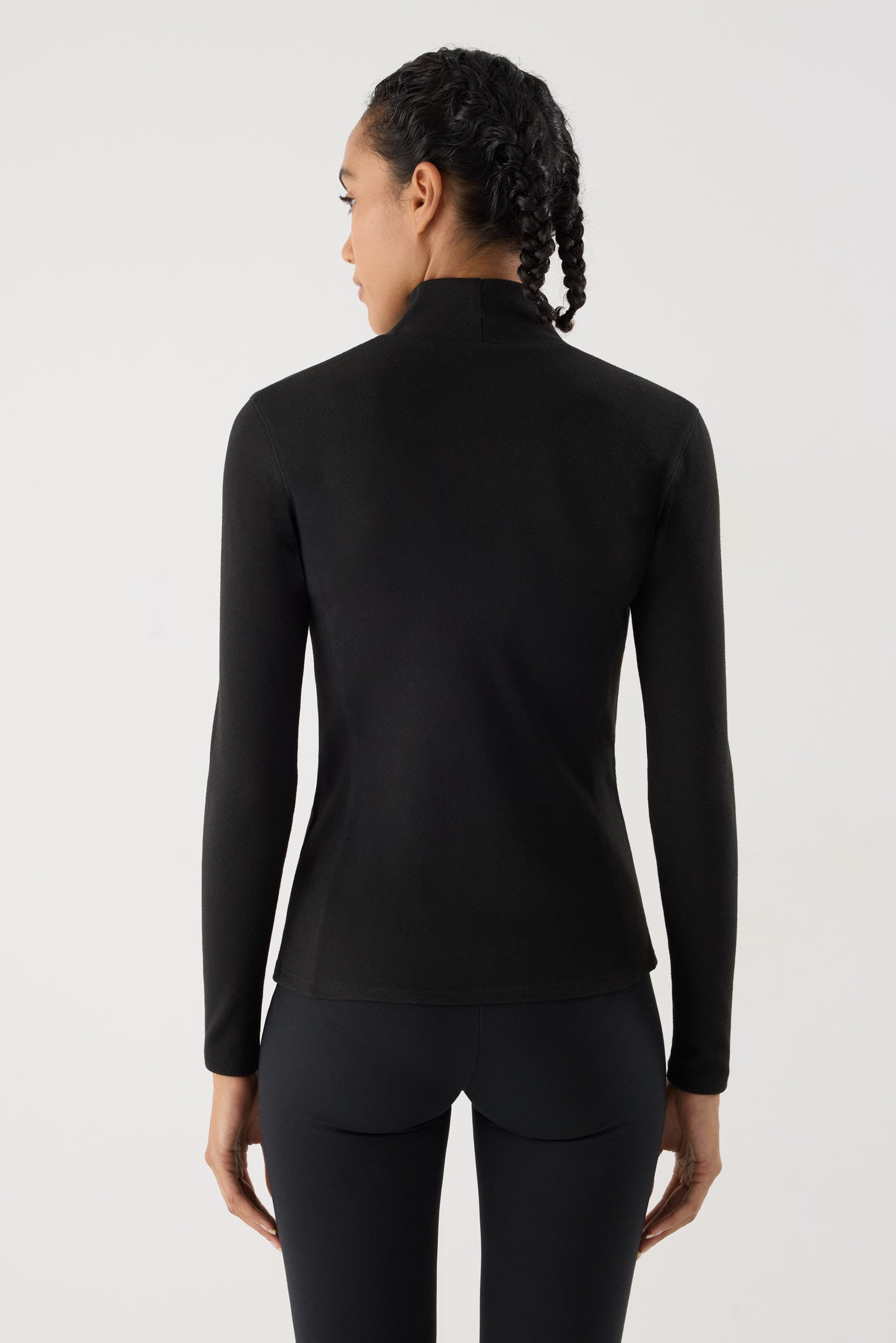 camiseta deportiva térmica termicos en negro vista en movimiento para entrenamientos tejido térmico para mantener el confort