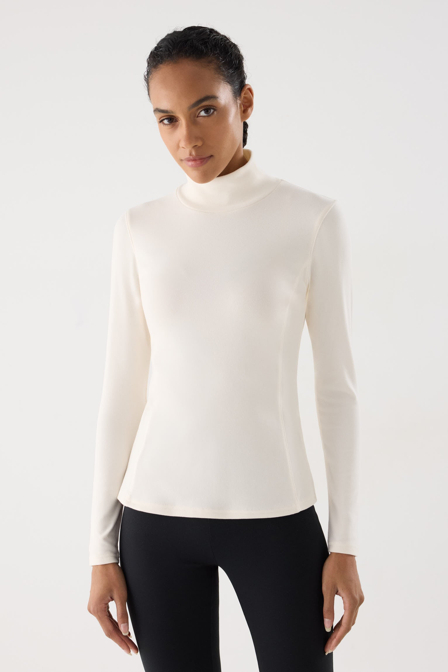 camiseta deportiva térmica termicos en butter cream vista principal en look deportivo tejido térmico para mantener el confort