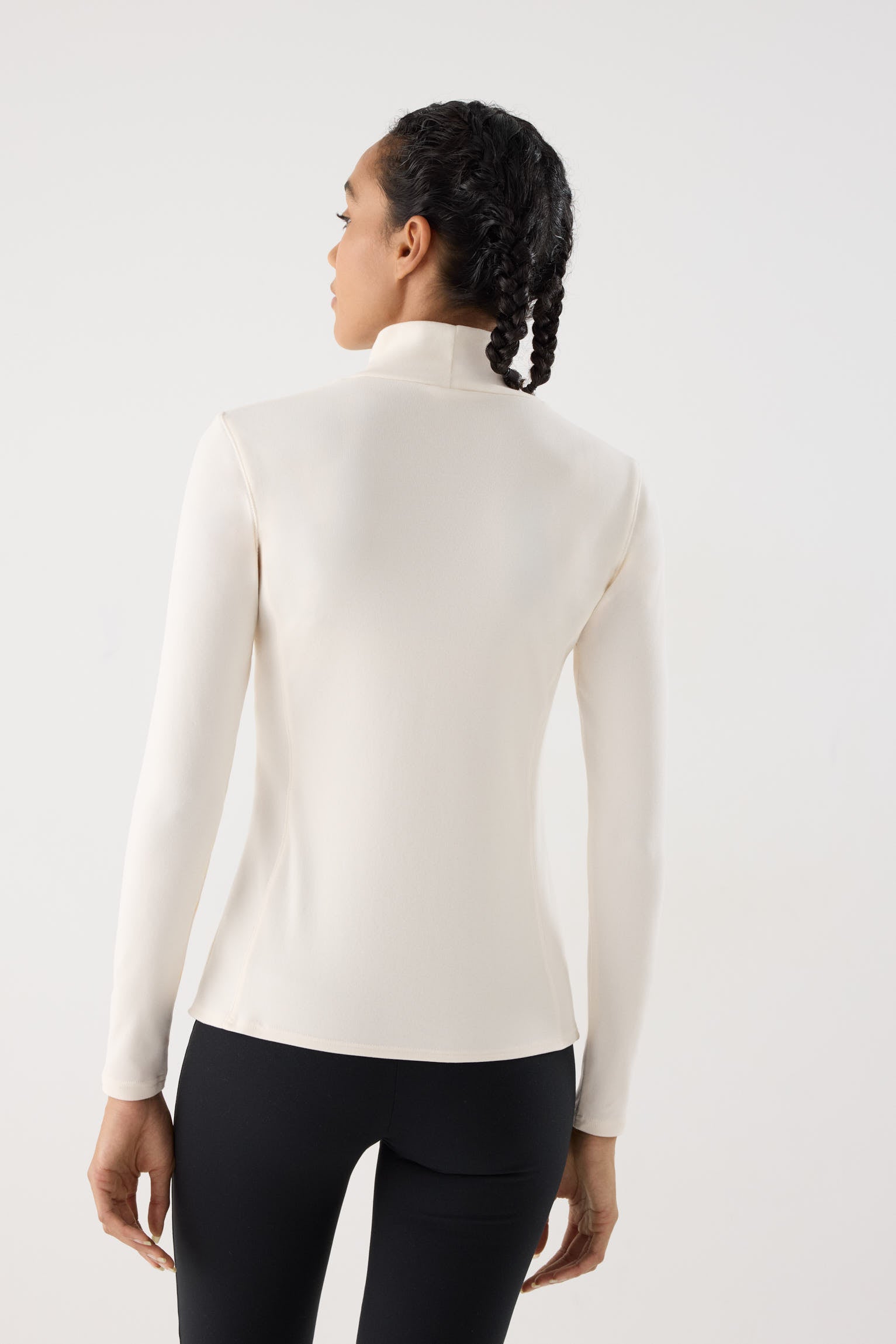camiseta deportiva térmica termicos en butter cream vista en movimiento para entrenamientos tejido térmico para mantener el confort