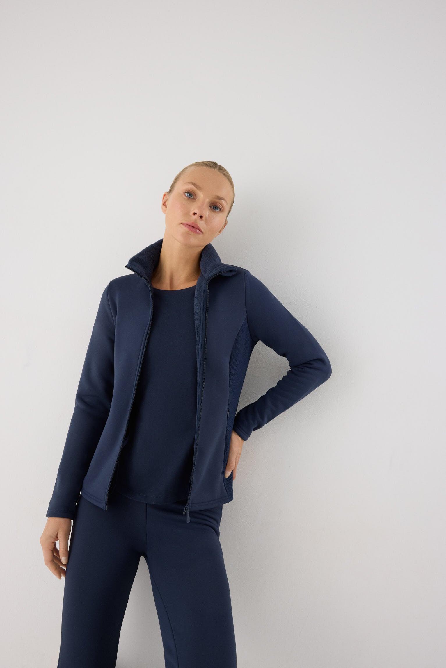 chaqueta deportiva térmica termicos en azul noche imagen styling para rutina diaria calidad ultra termicos para exterior entrenamiento