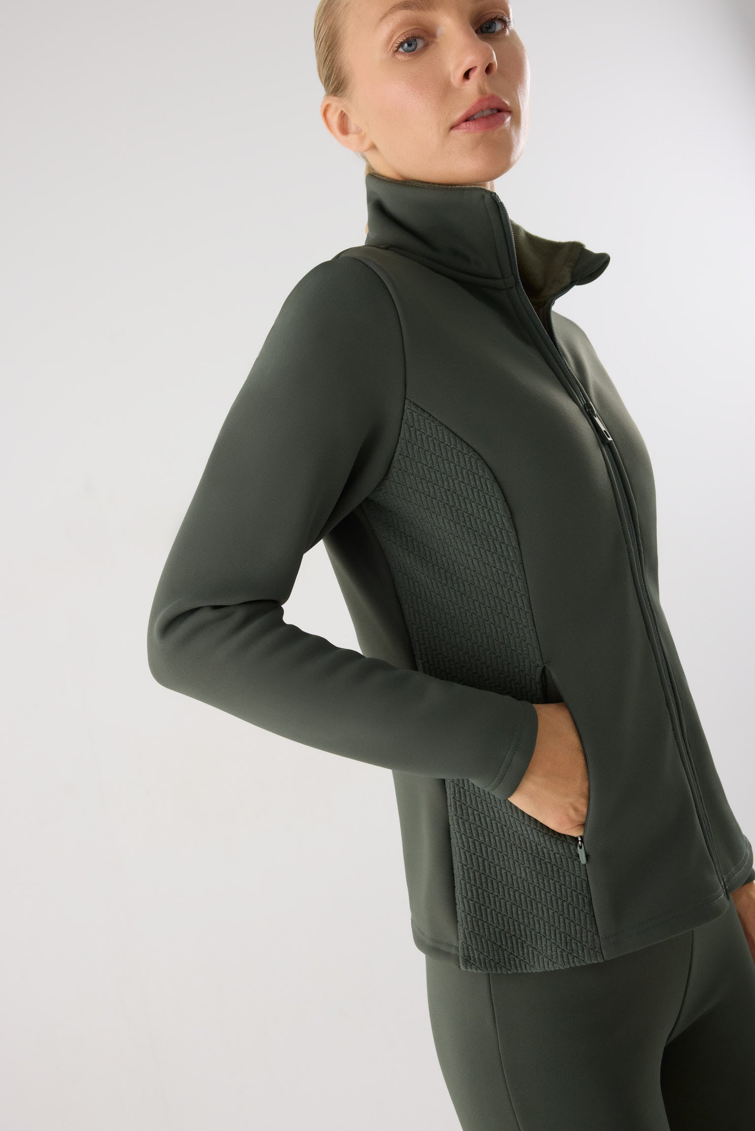chaqueta deportiva térmica termicos oscuro vista lateral del conjunto fitness calidad ultra termicos para exterior entrenamiento