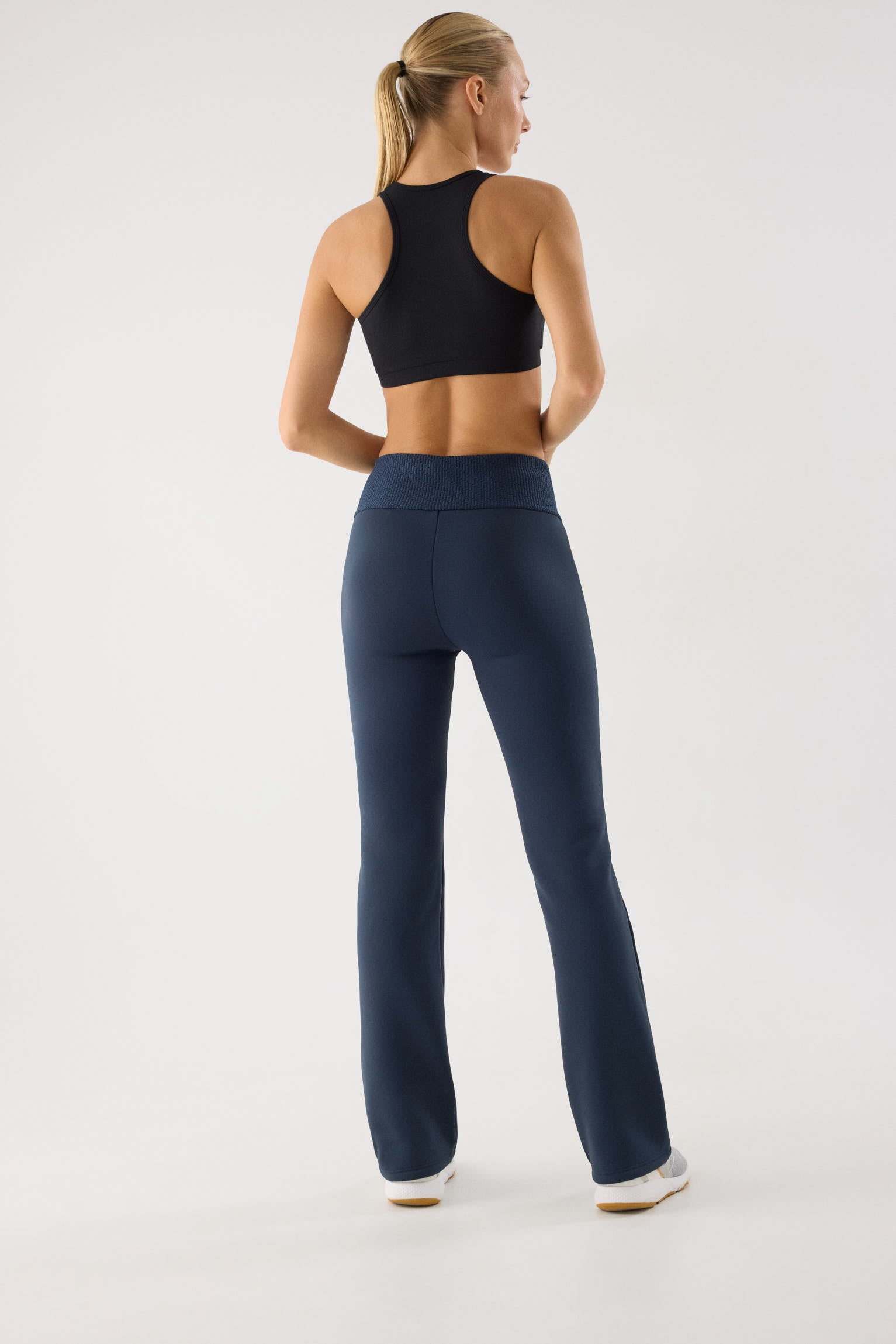 leggings deportivos térmicos acampanados termicos en azul noche vista en movimiento para entrenamientos tiro alto calidad ultra termicos