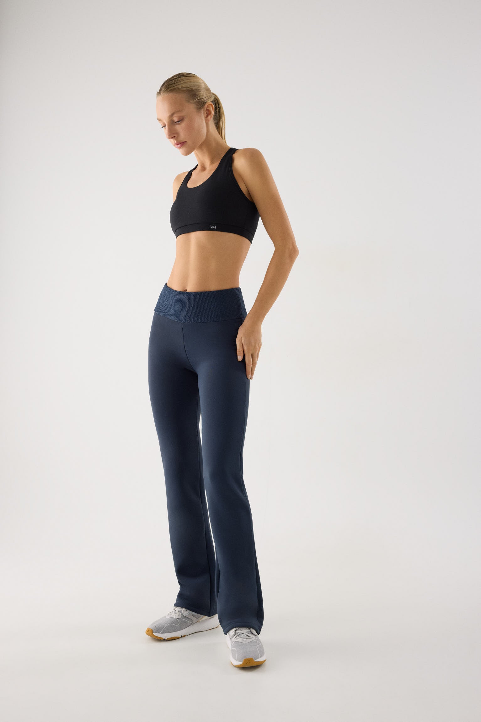 leggings deportivos térmicos acampanados termicos en azul noche detalle ajuste silueta tiro alto calidad ultra termicos
