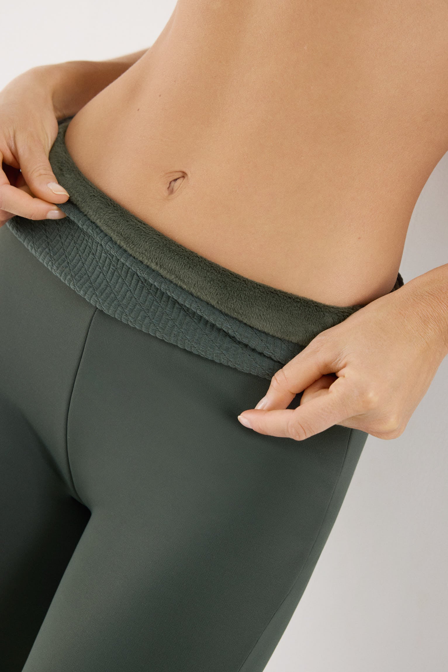leggings deportivos térmicos acampanados termicos oscuro vista lateral del conjunto fitness tiro alto calidad ultra termicos