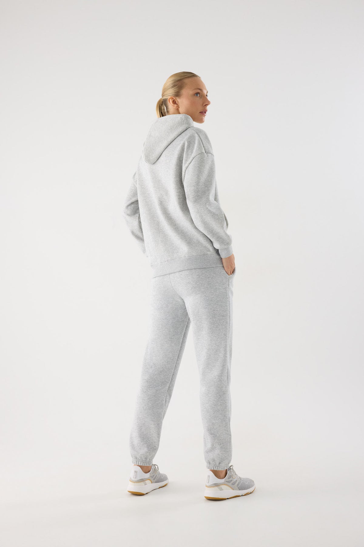 chándal deportivo mujer Slowloom en gris melange vista en movimiento para entrenamientos tejido cálido family match