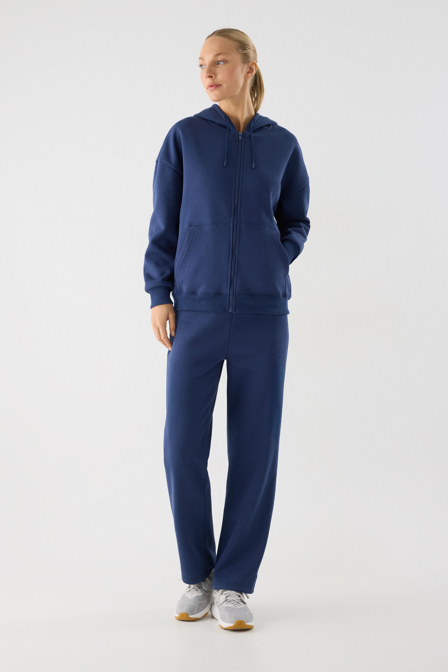 chándal deportivo mujer Slowloom en azul marino light blue vista principal en look deportivo tejido cálido family match imagen 030