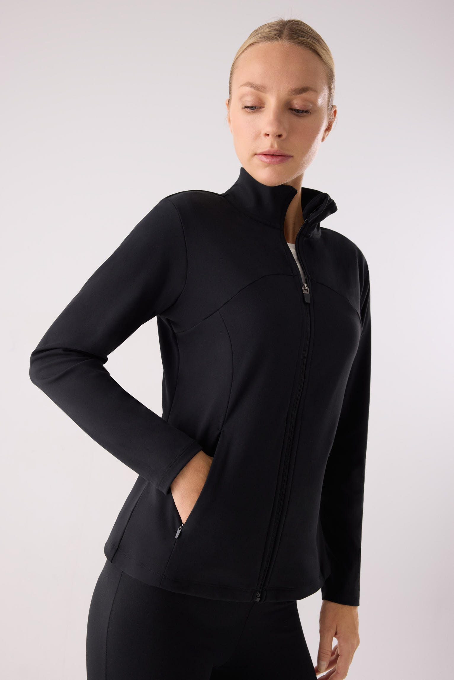 chaqueta deportiva elástica gimnasio en negro vista lateral del conjunto fitness diseño fitness en color negro
