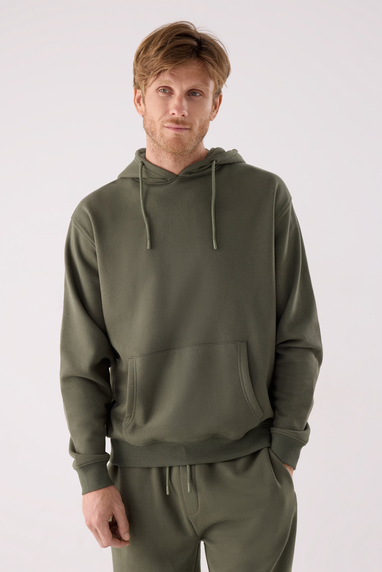 sudadera deportiva con capucha para hombre Slowloom en ver beetle vista principal en look deportivo silueta cómoda estilo casual