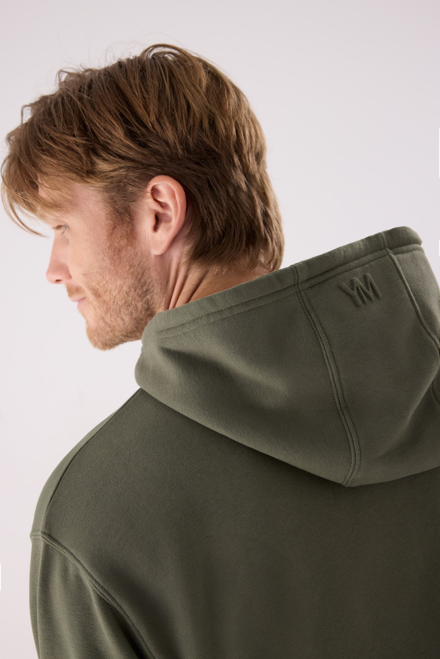 sudadera deportiva con capucha para hombre Slowloom en ver beetle vista lateral del conjunto fitness silueta cómoda estilo casual