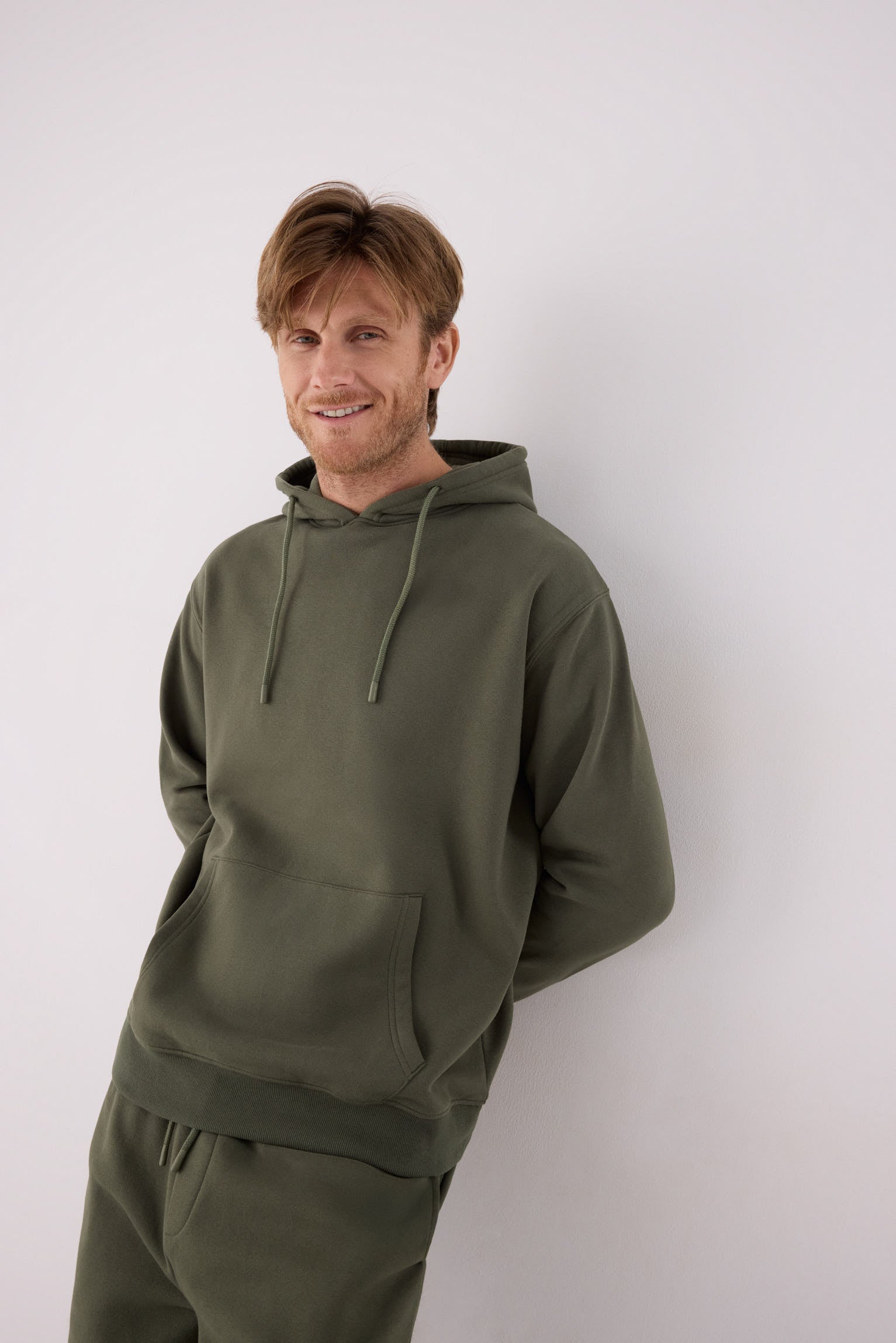 sudadera deportiva con capucha para hombre Slowloom en ver beetle detalle tejido acabado silueta cómoda estilo casual