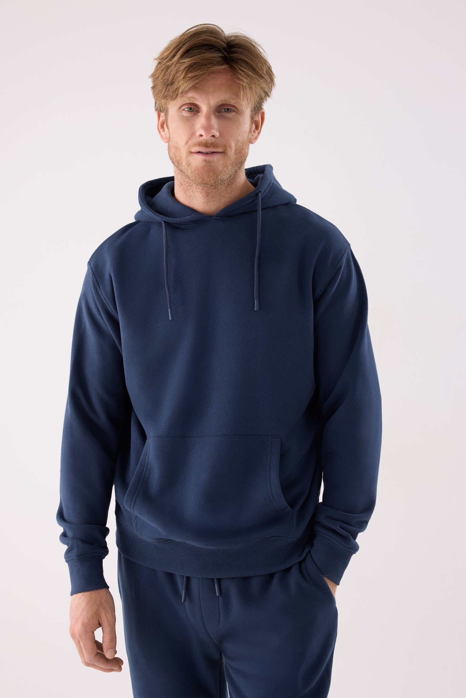 sudadera deportiva con capucha para hombre Slowloom en deep navy vista principal en look deportivo silueta cómoda estilo casual