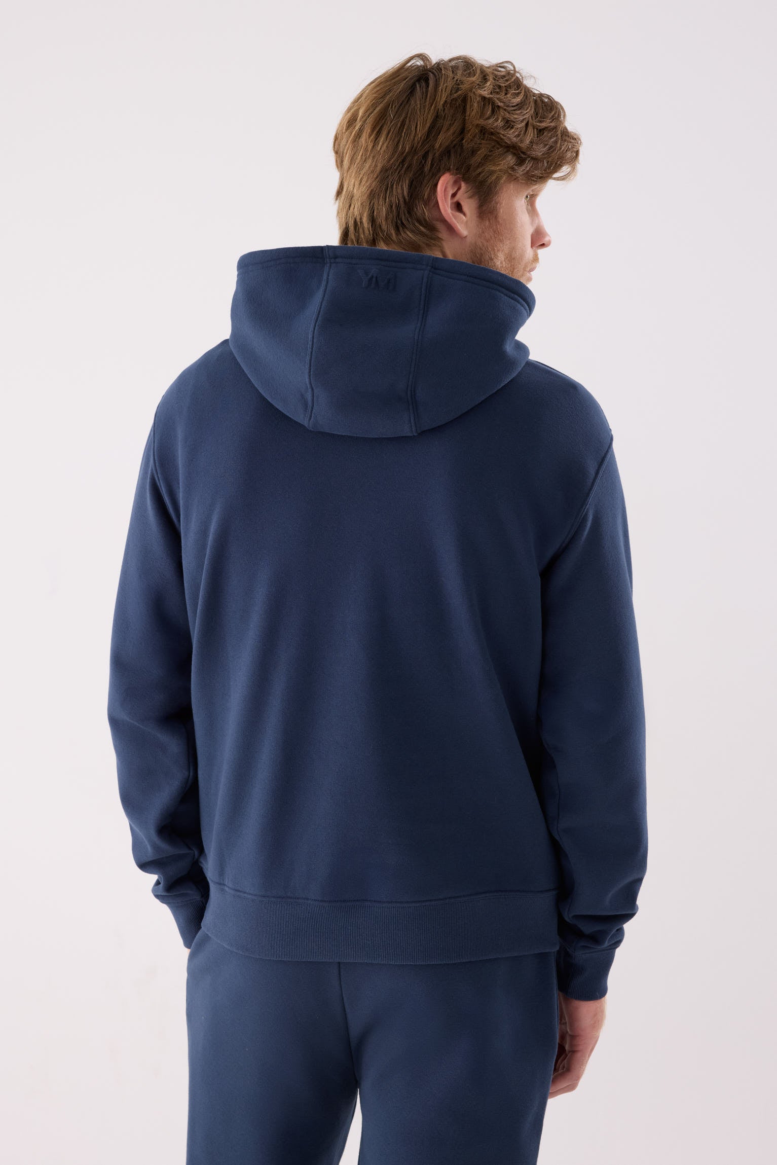 sudadera deportiva con capucha para hombre Slowloom en deep navy vista en movimiento para entrenamientos silueta cómoda estilo casual